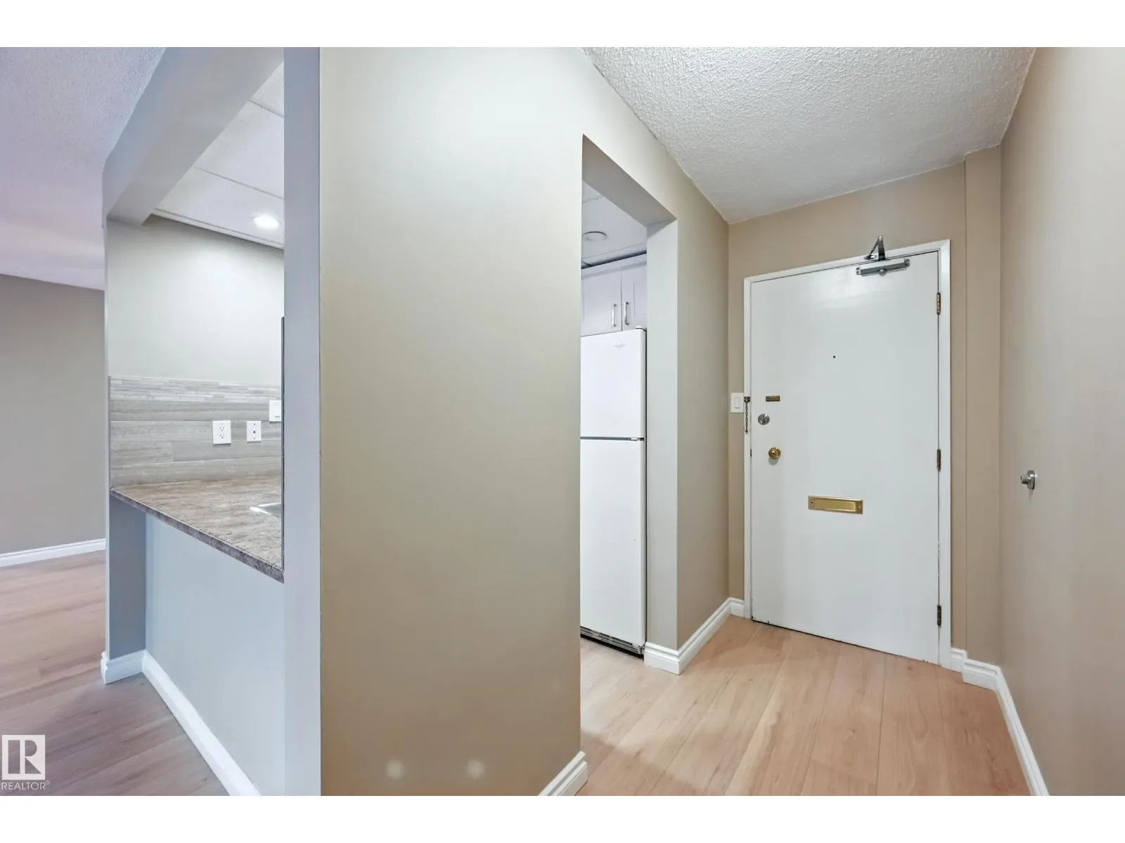 #404 11007 83 AV NW