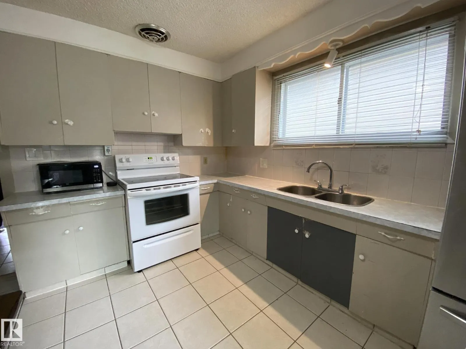 11447 95 ST NW