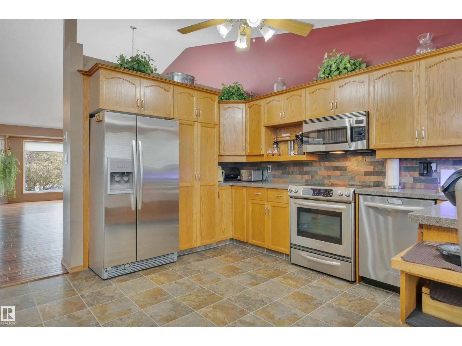 6415 159 AV NW