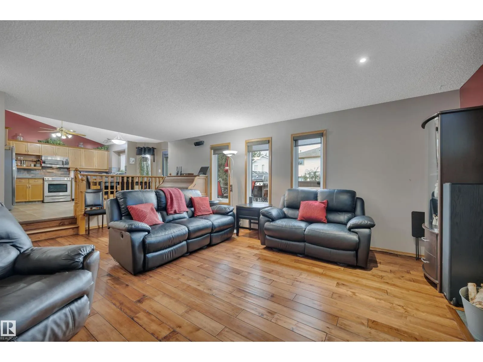 6415 159 AV NW