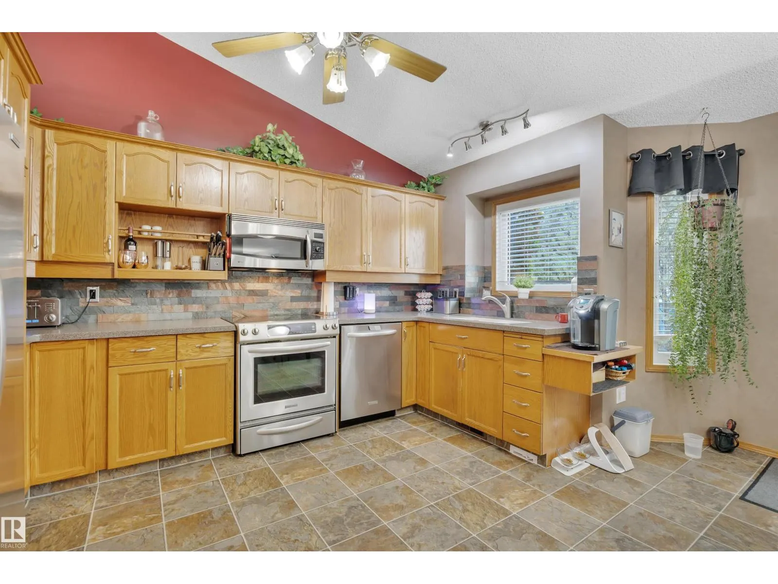 6415 159 AV NW