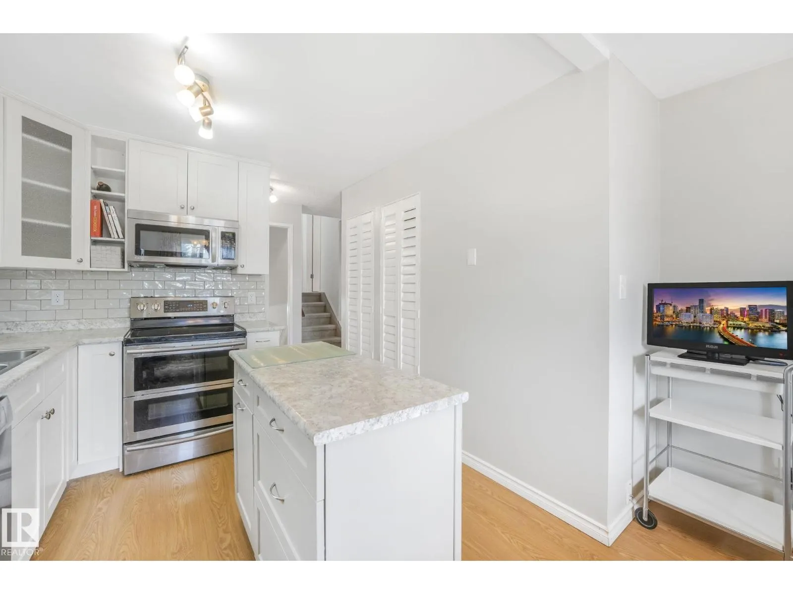 4611 10 AV NW
