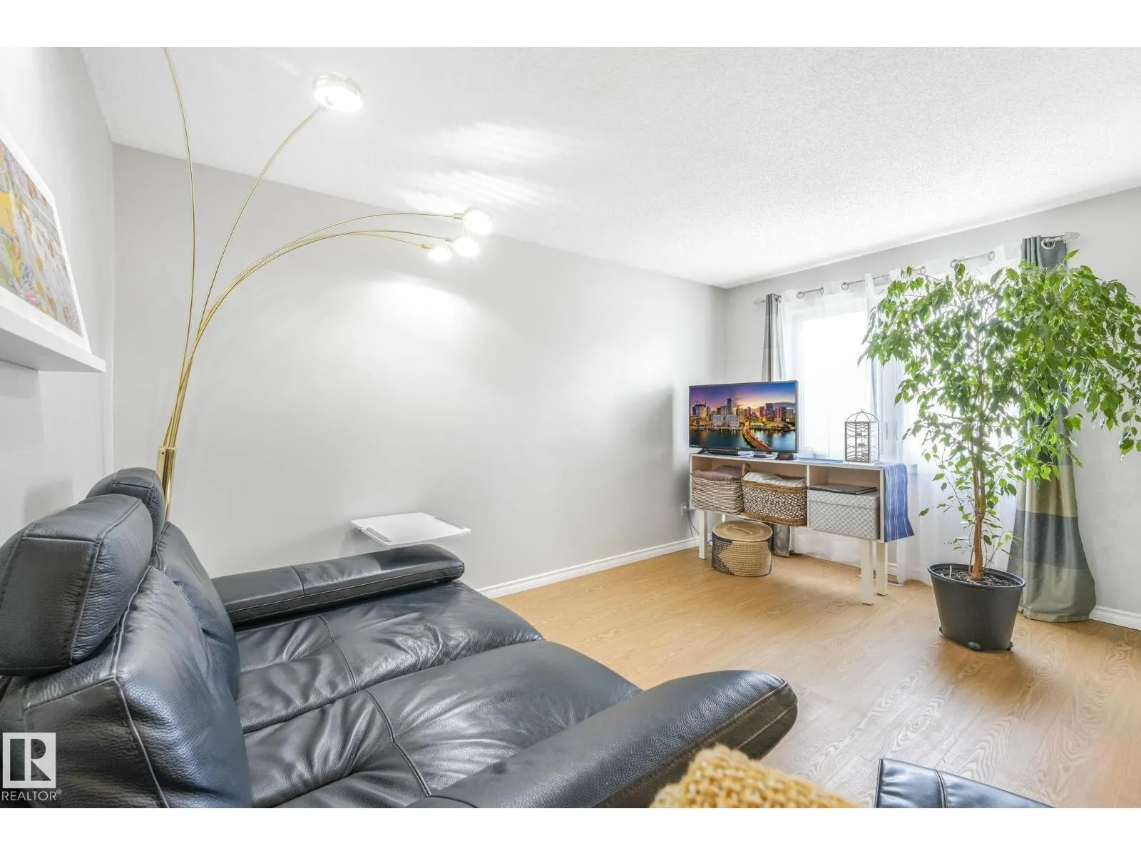 4611 10 AV NW