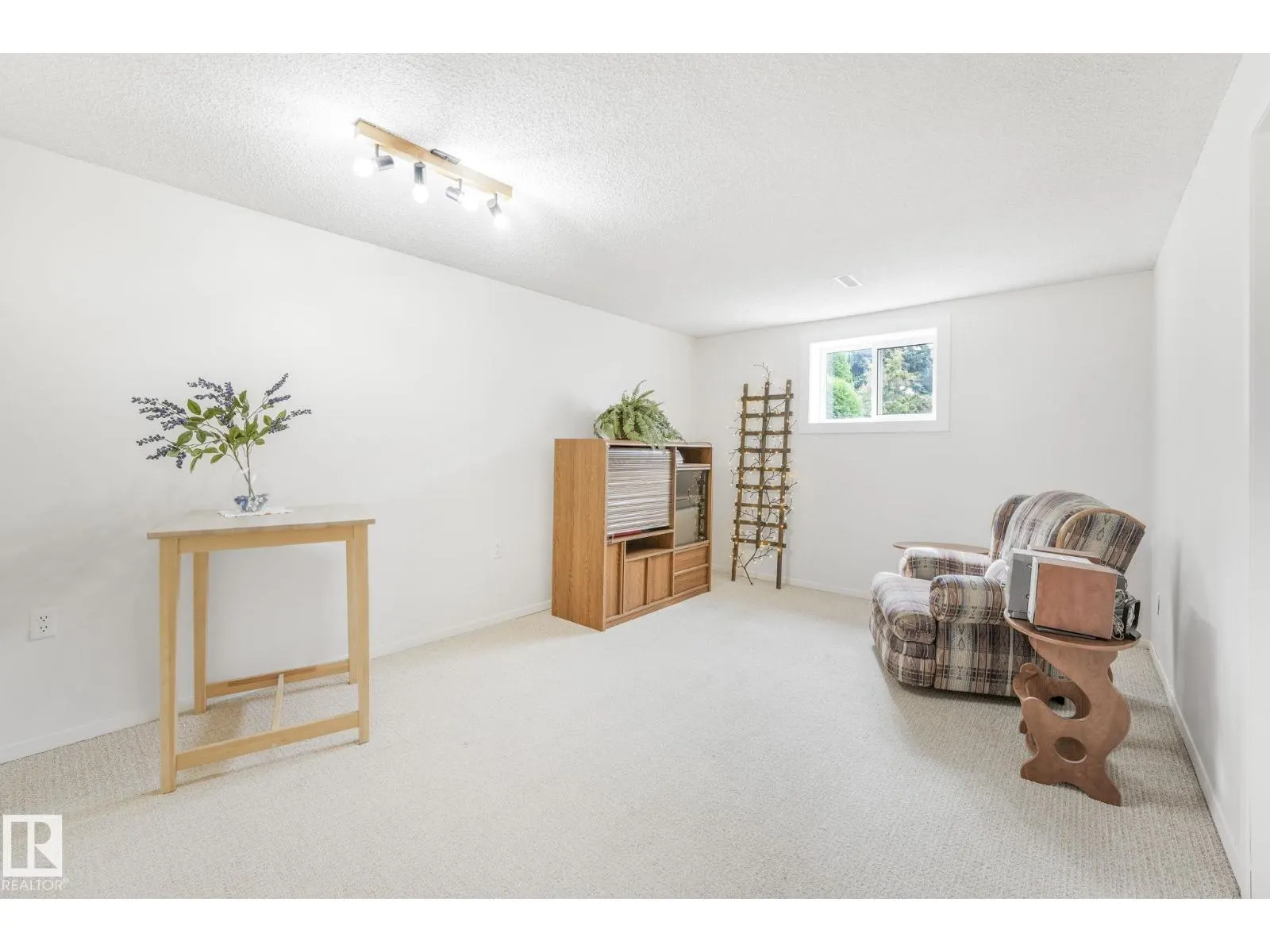4611 10 AV NW