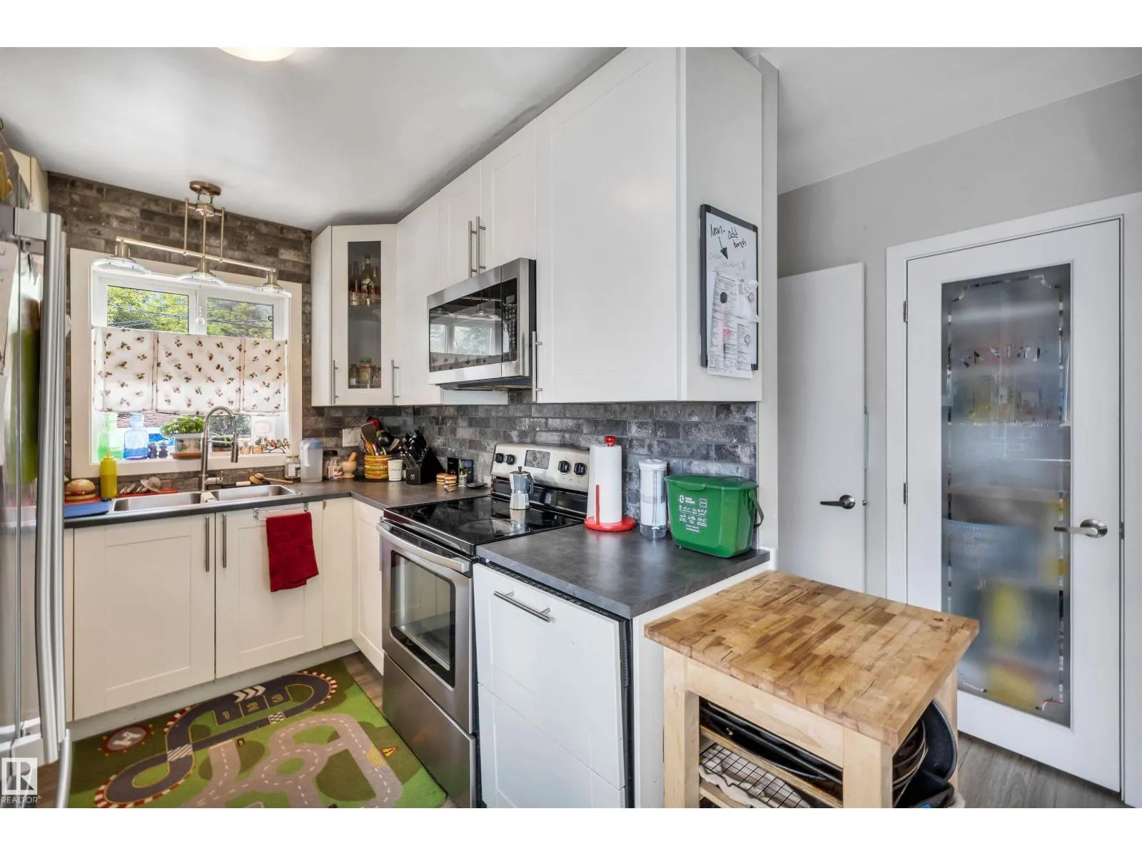 9516 63 AV NW