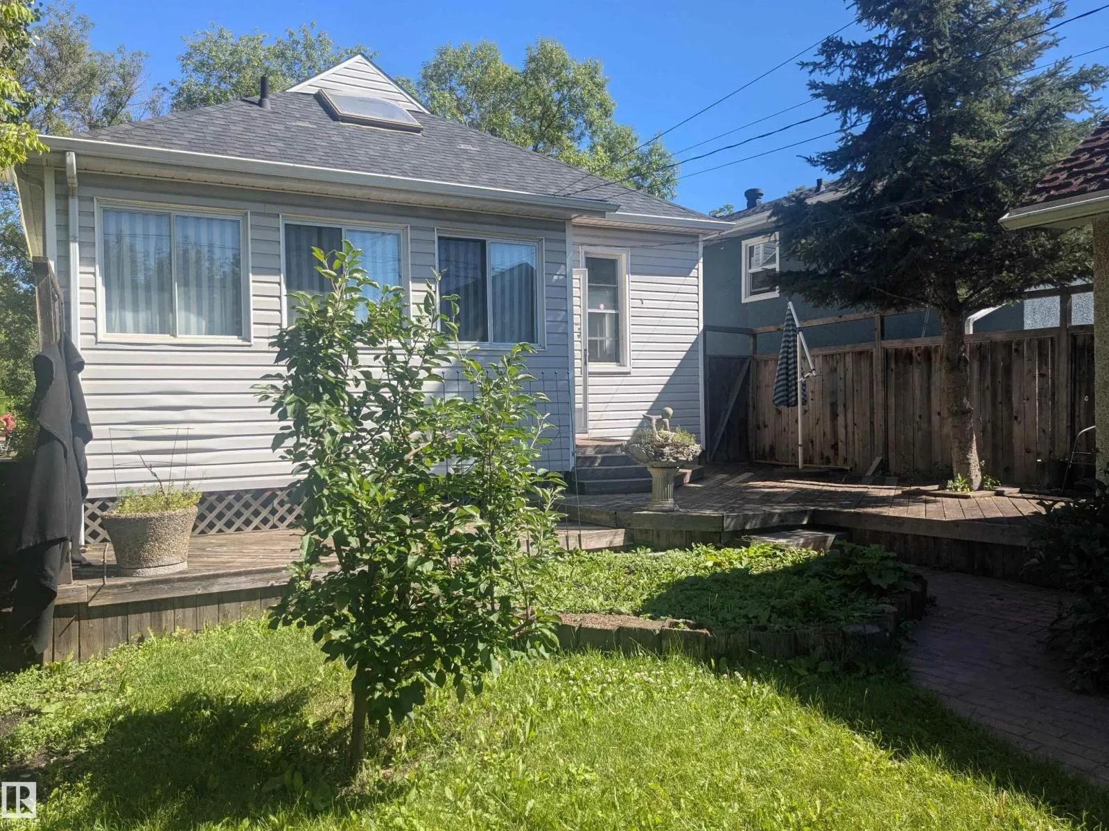 8416 104 ST NW