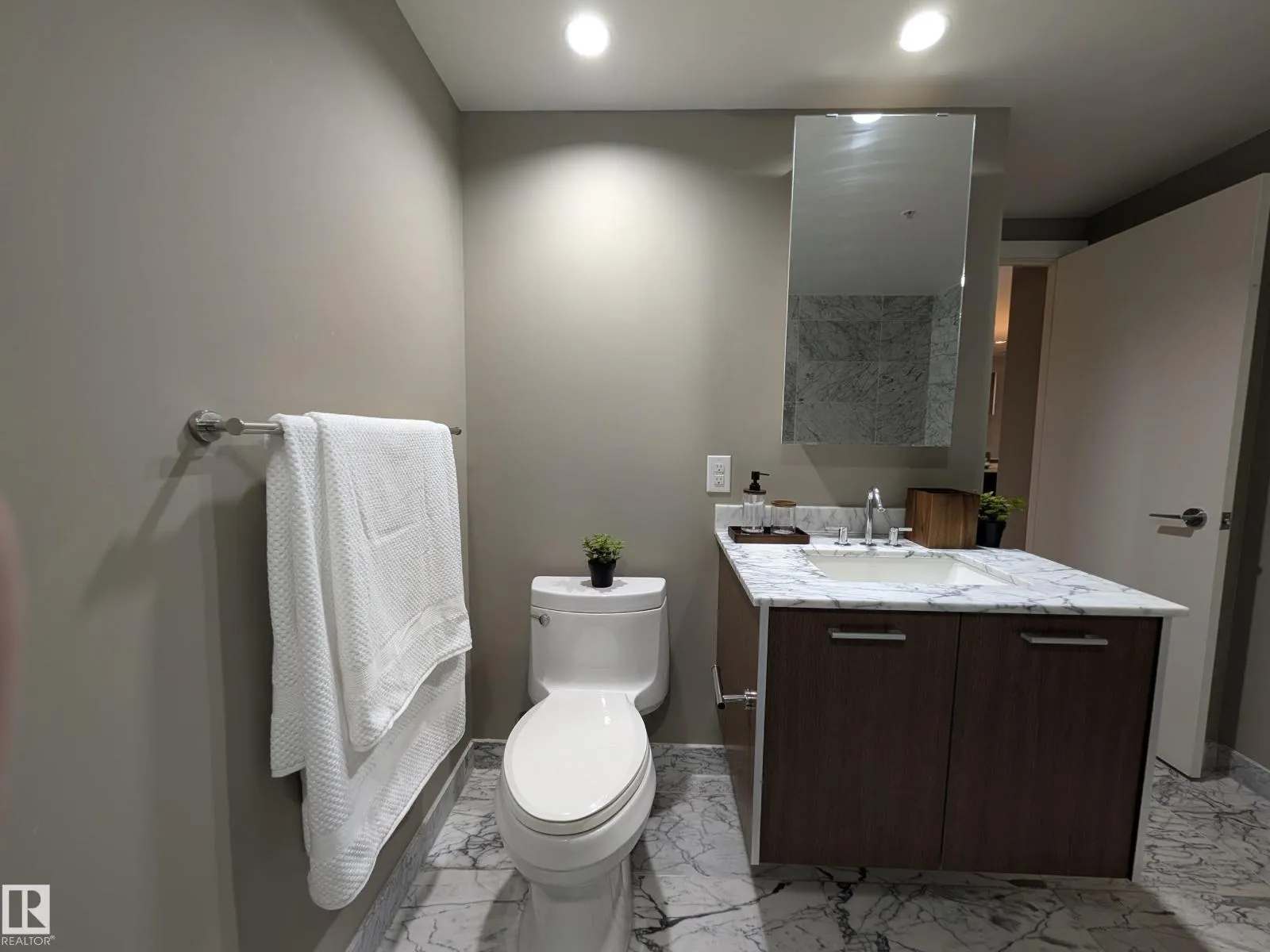 #416 2510 109 ST NW