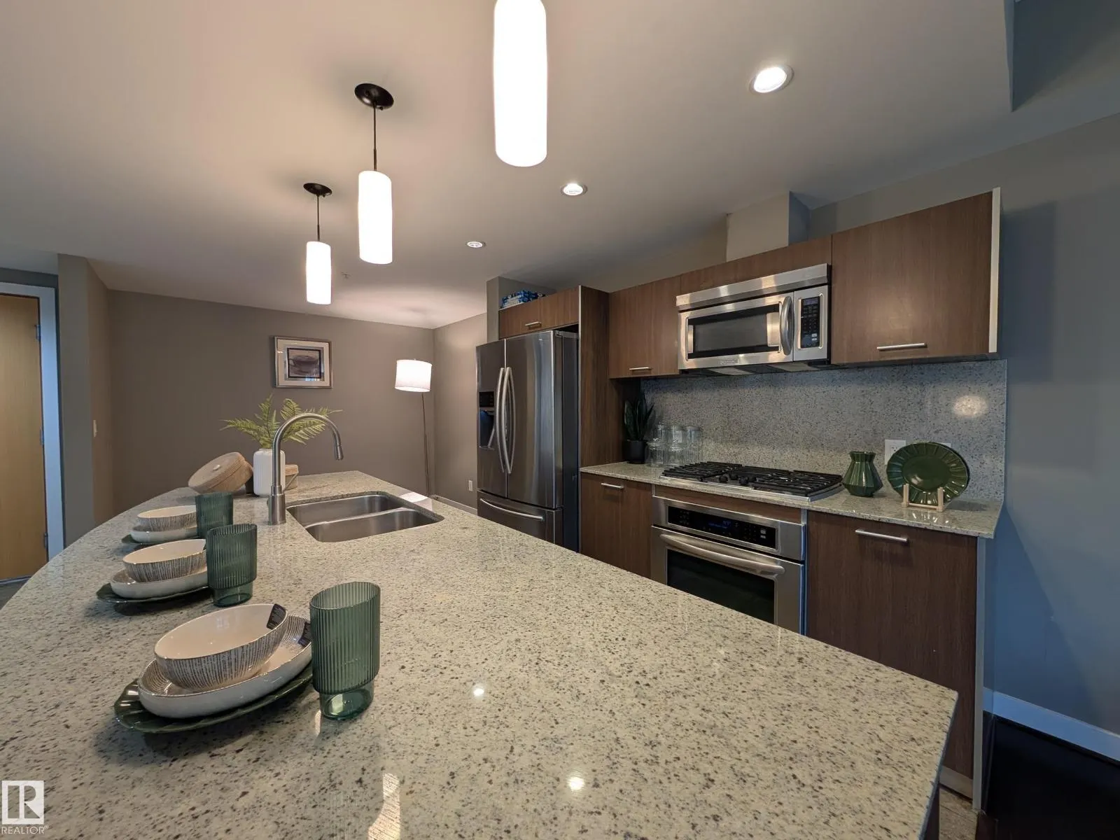 #416 2510 109 ST NW