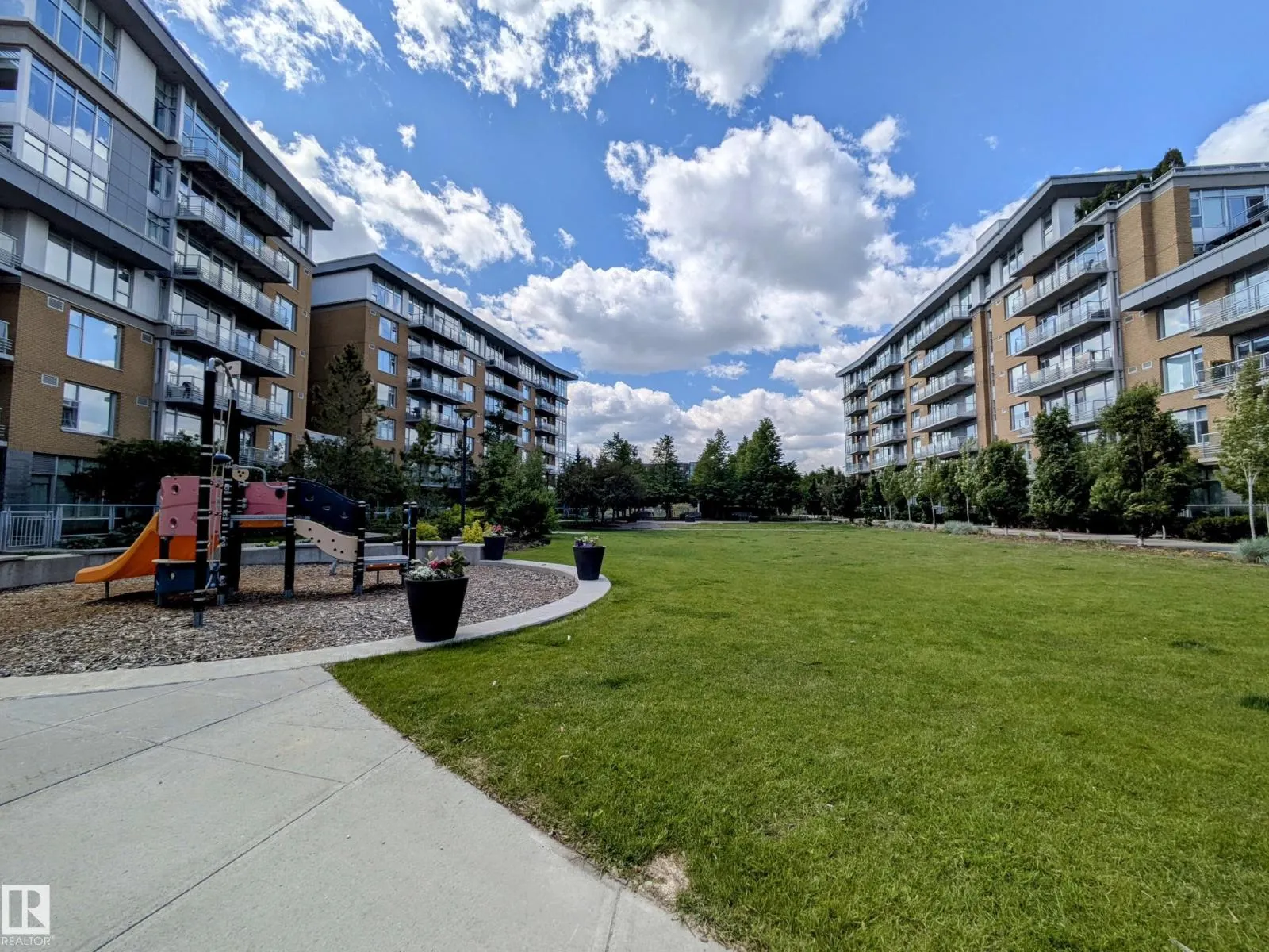 #416 2510 109 ST NW