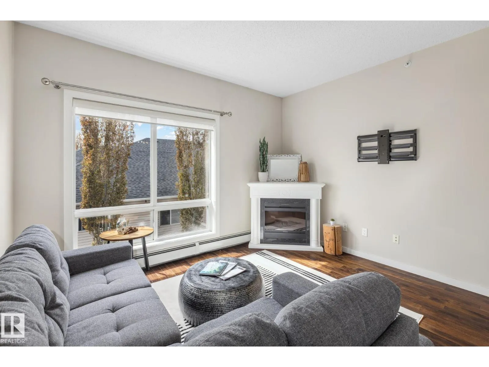 #402 10524 77 AV NW