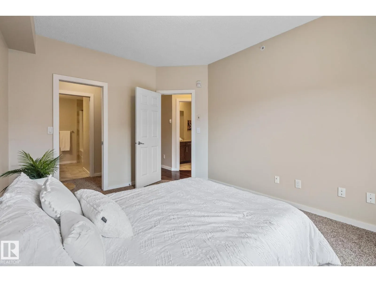 #402 10524 77 AV NW