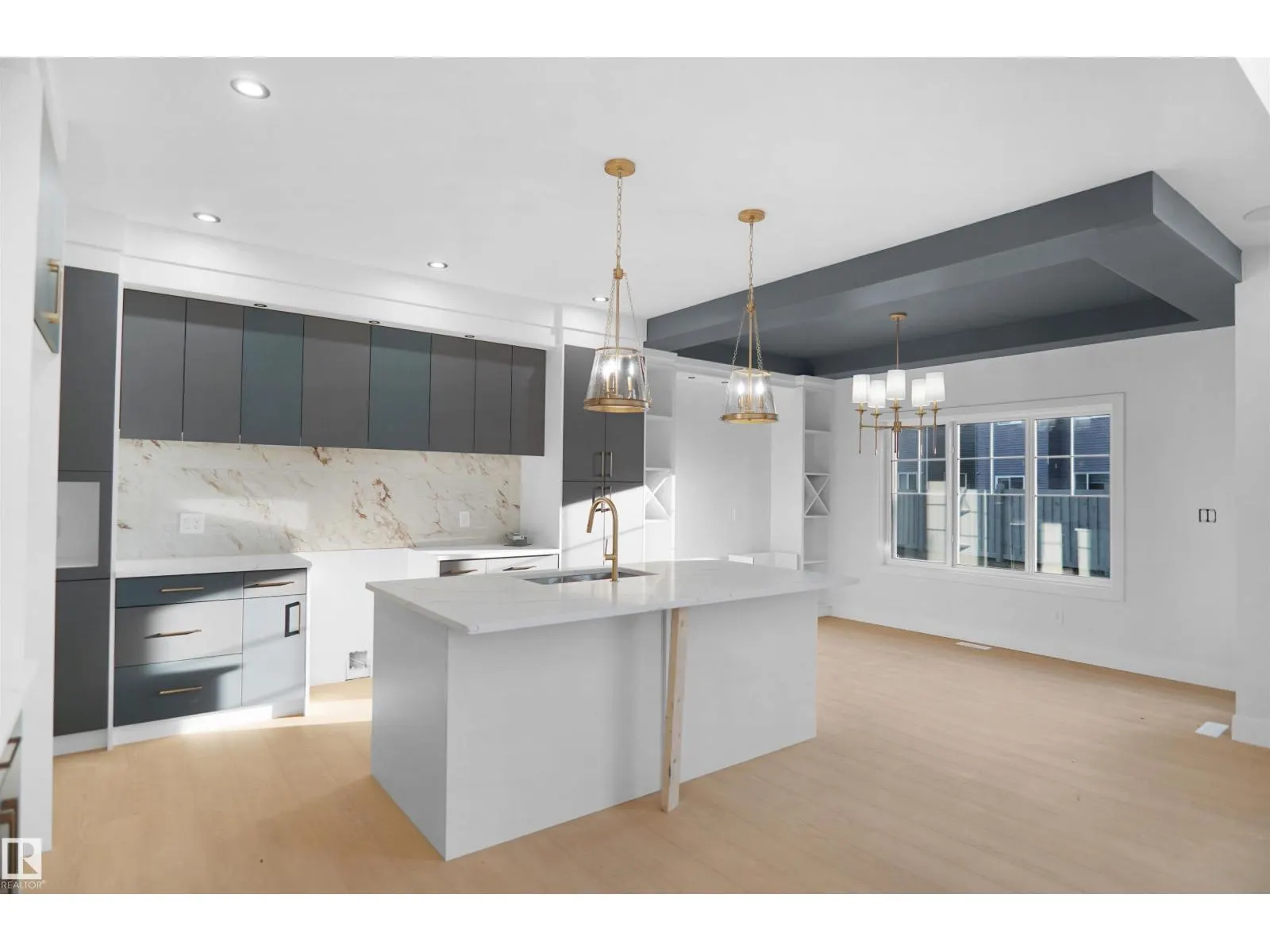 6224 29 AVE SW SW