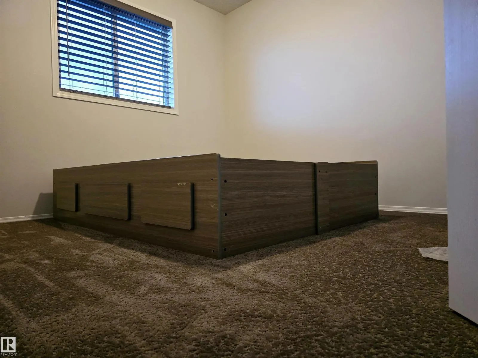 3005 32 AV NW