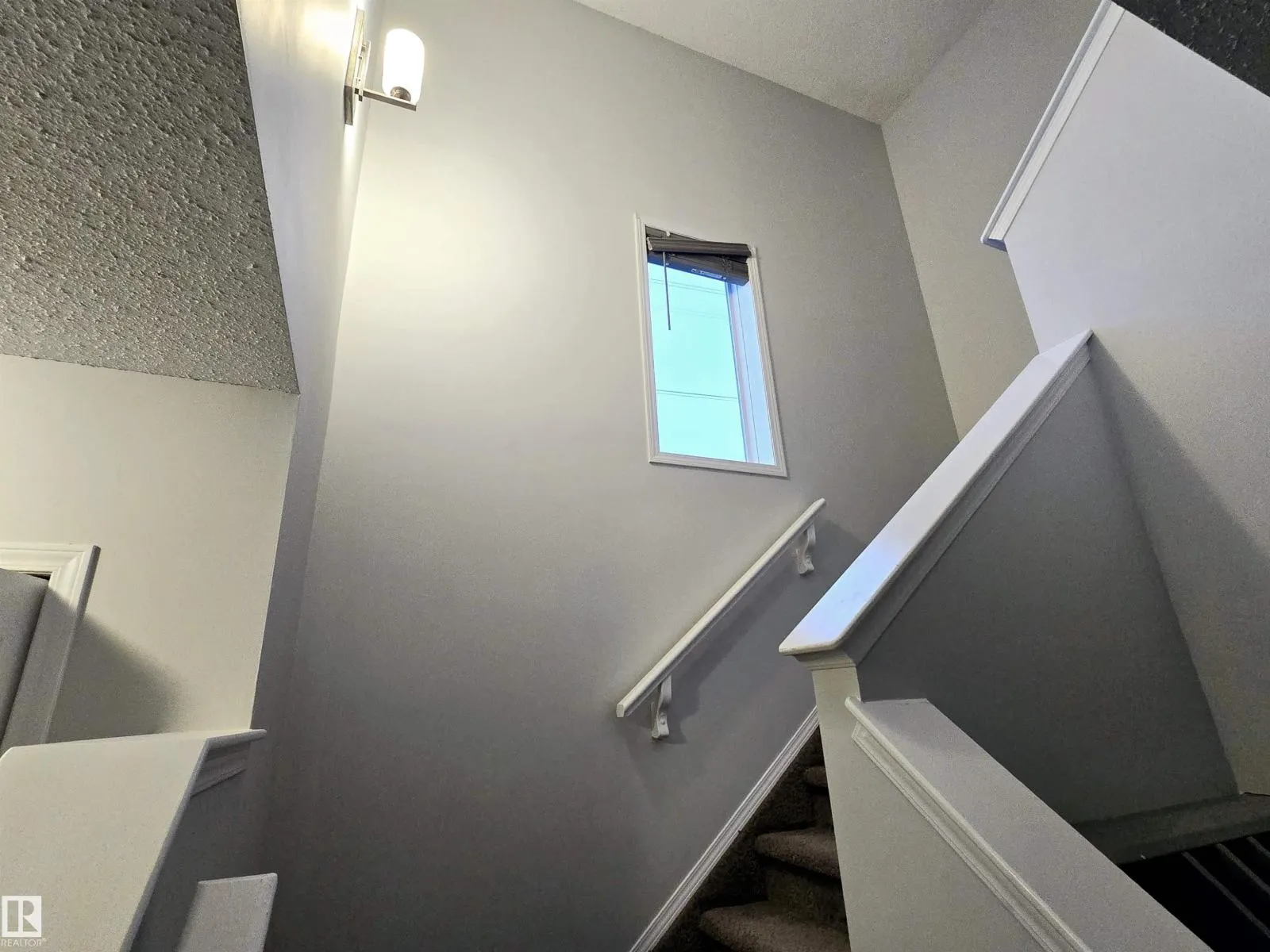 3005 32 AV NW