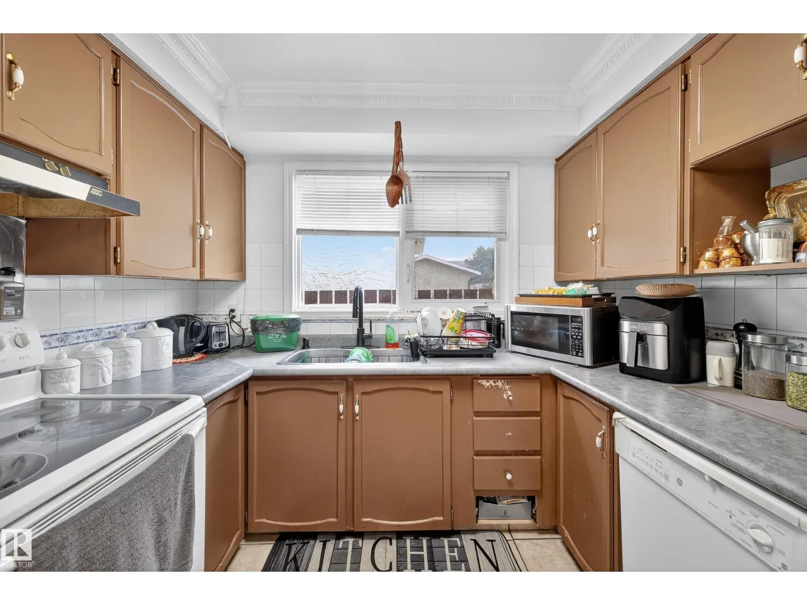 10304 164 AV NW