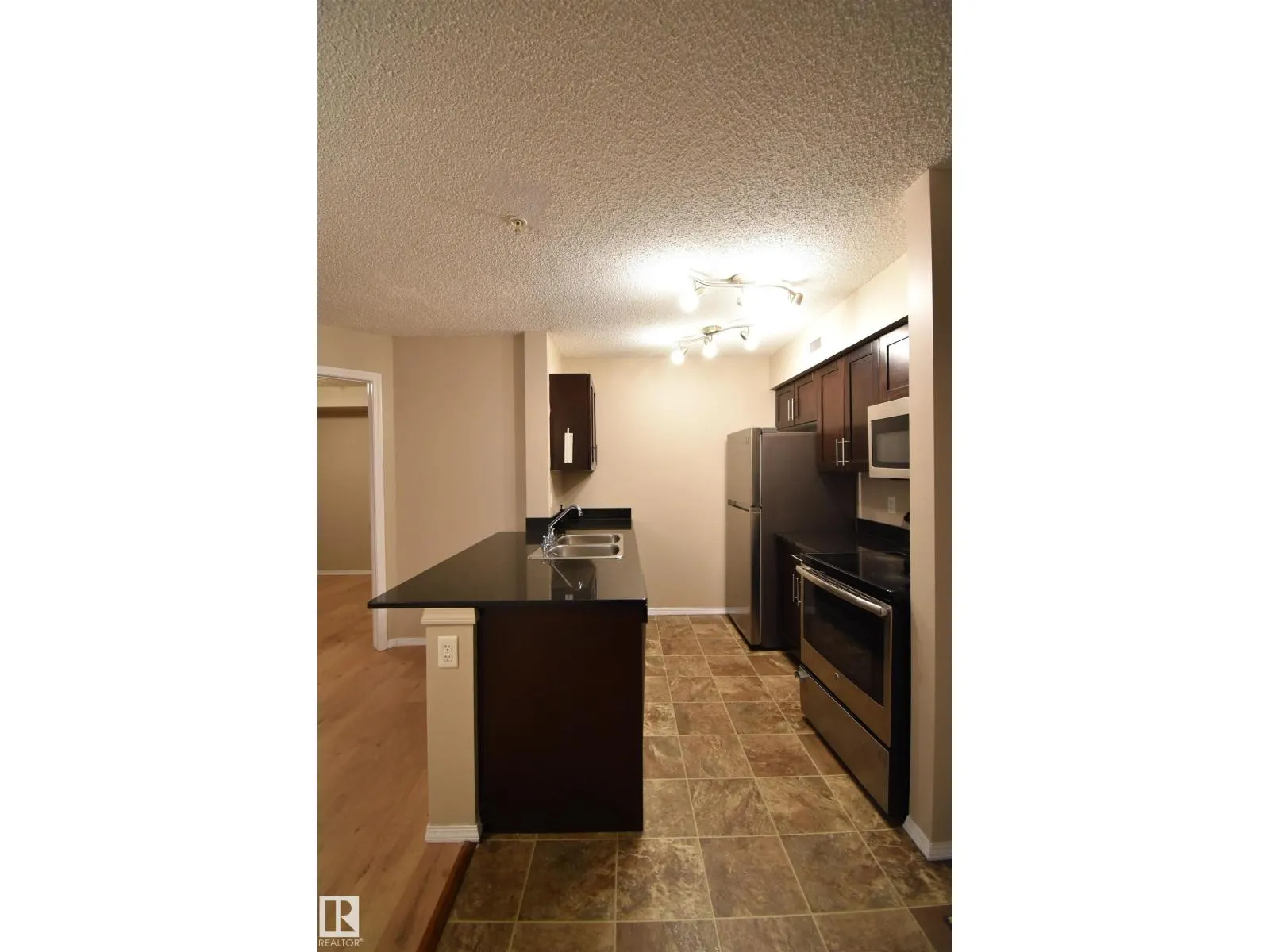 #117 12025 22 AV SW SW