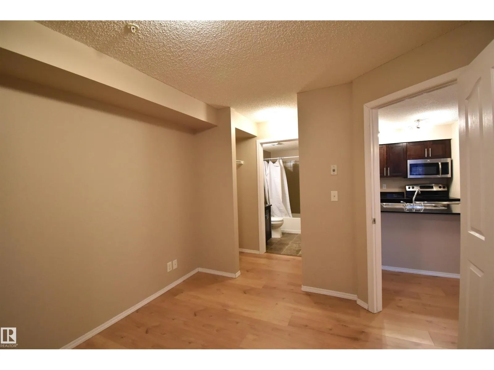 #117 12025 22 AV SW SW