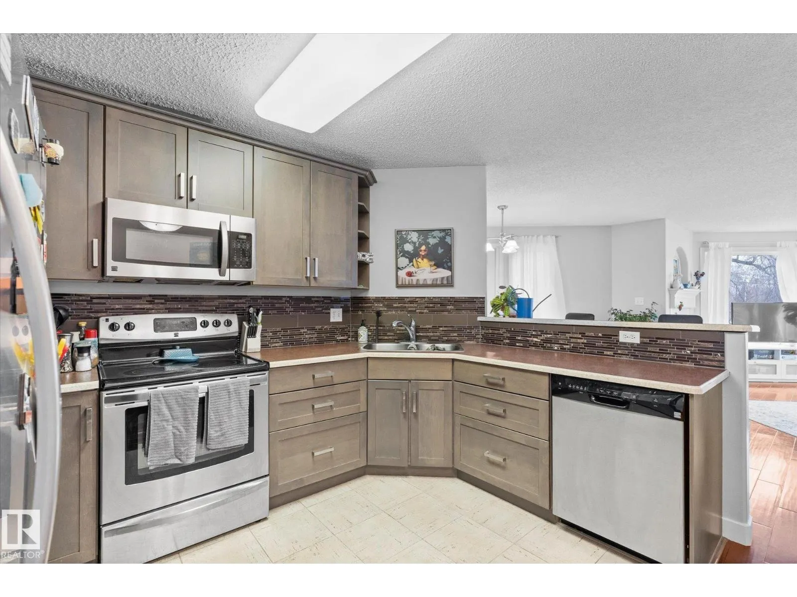 #202 9905 112 ST NW
