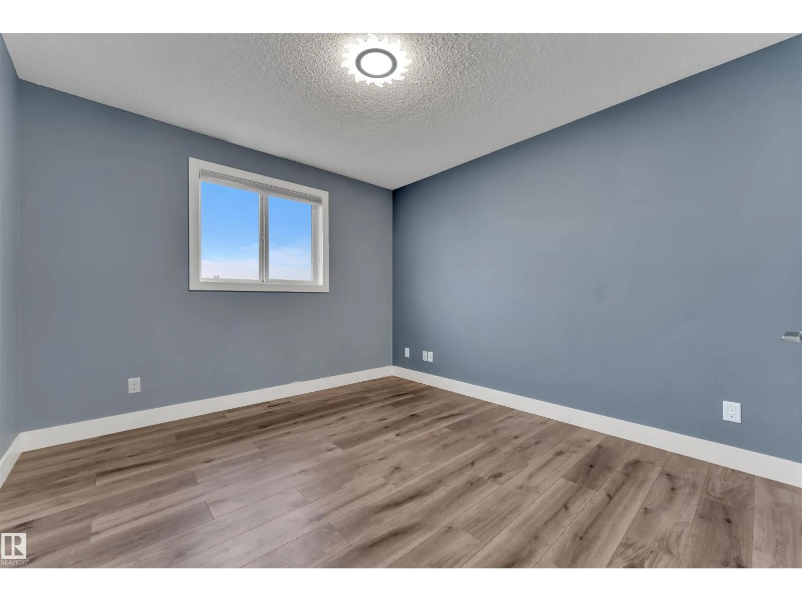 3212 29 AV NW