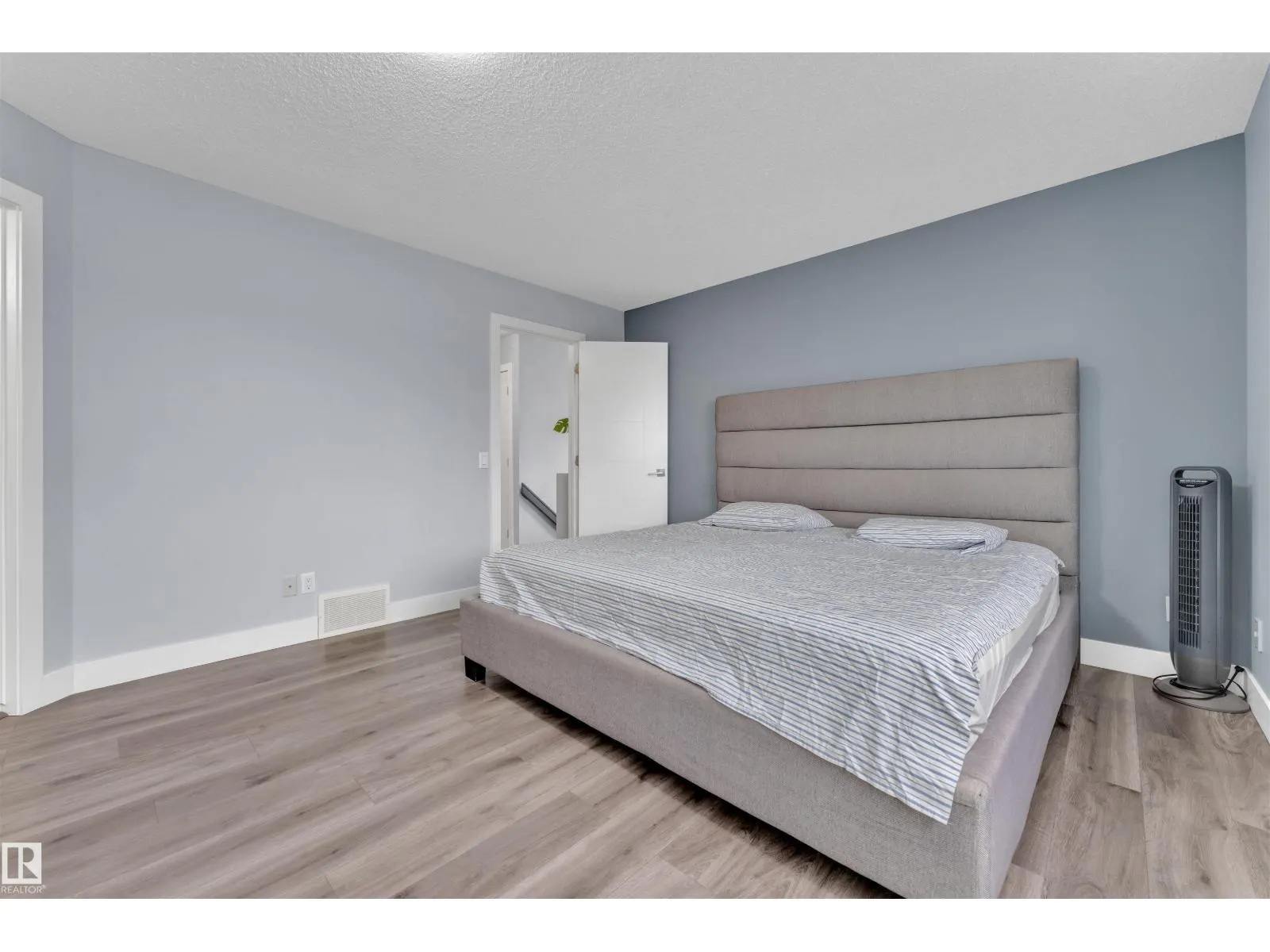 3212 29 AV NW
