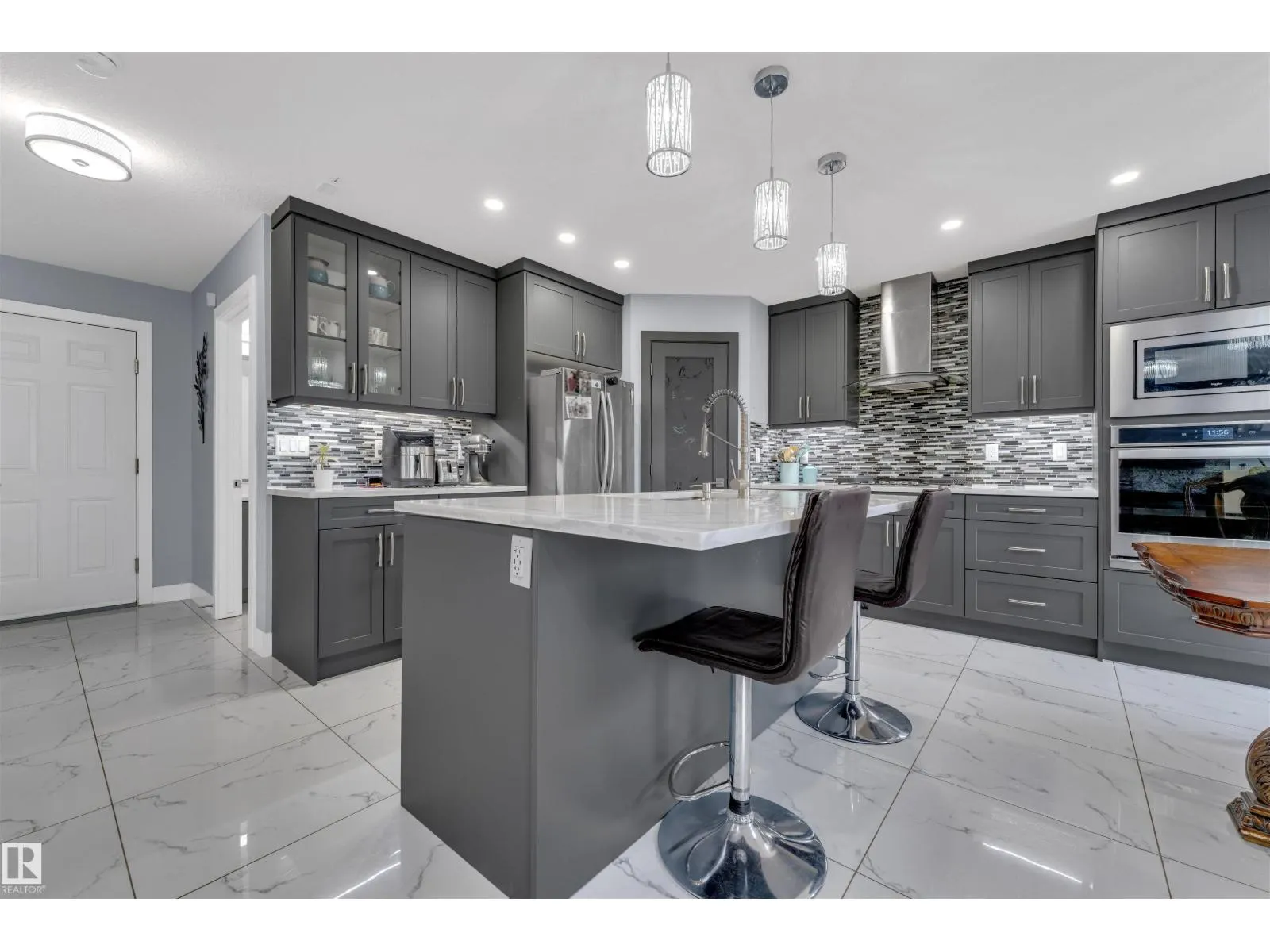 3212 29 AV NW