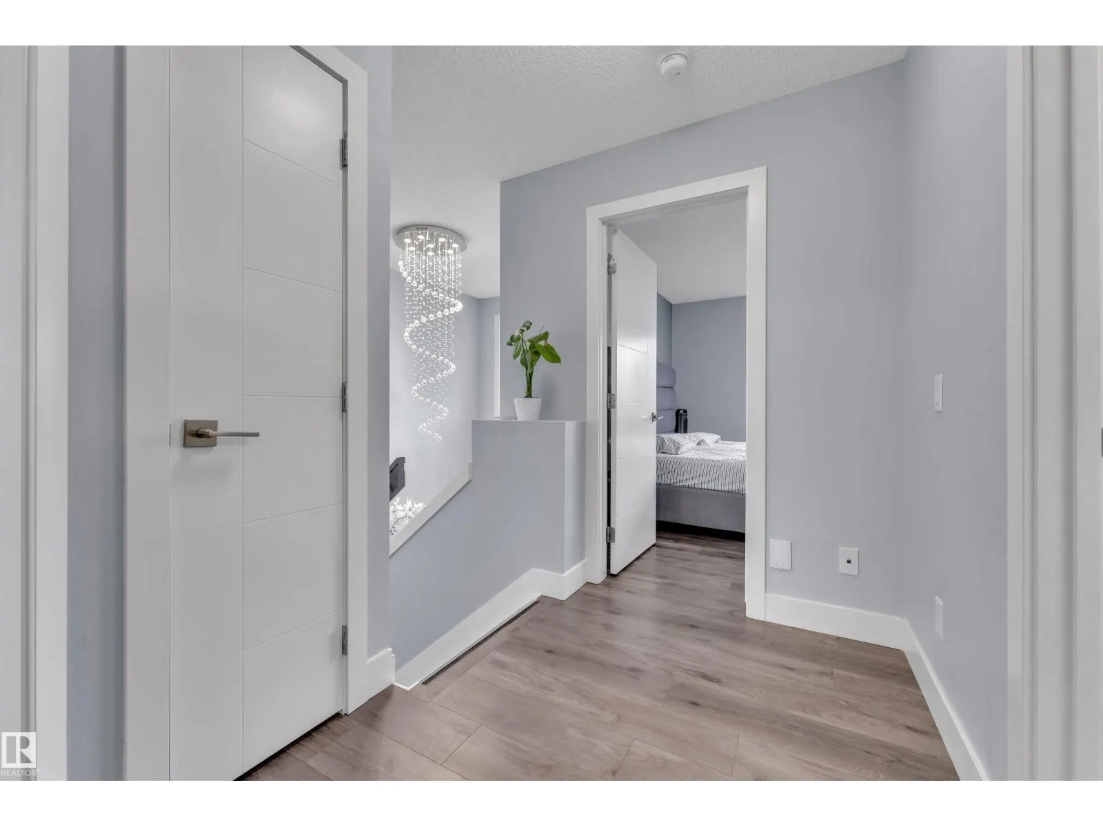 3212 29 AV NW