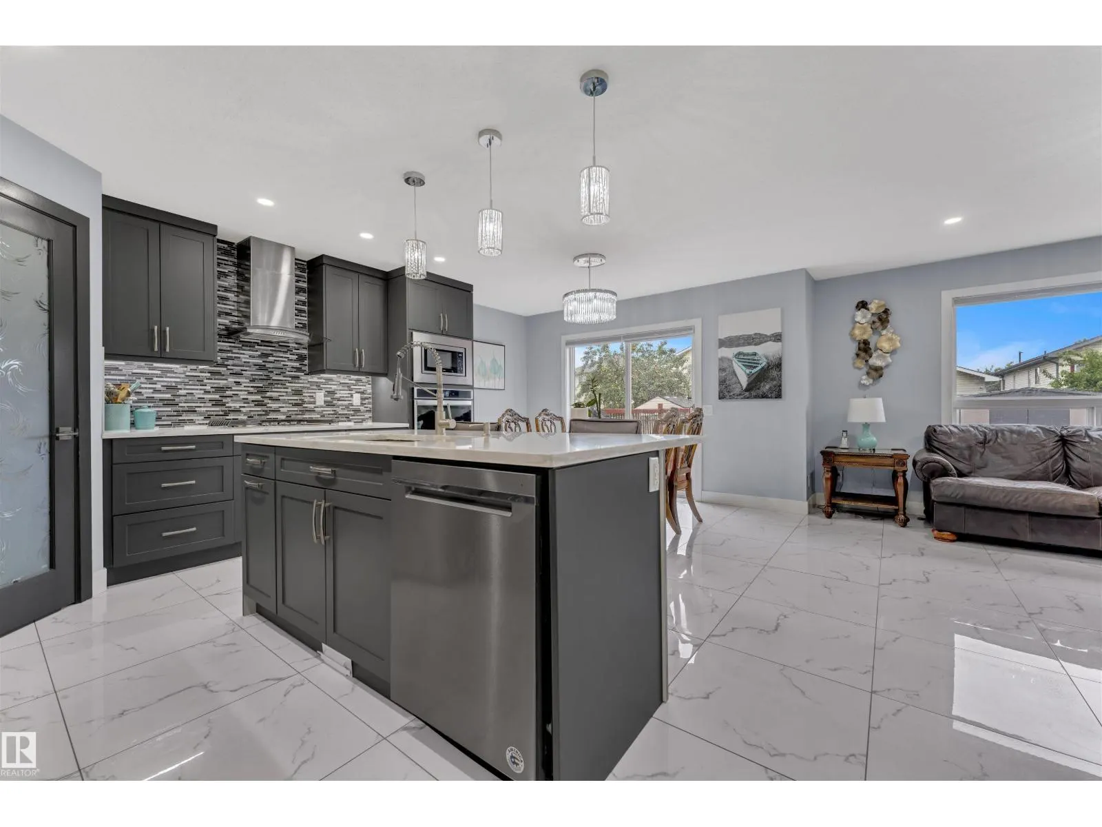 3212 29 AV NW