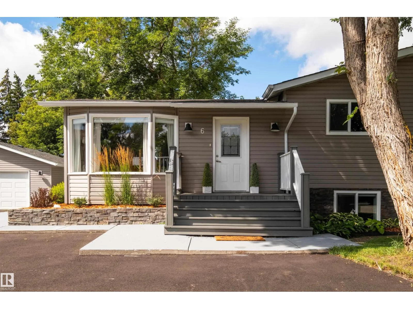 6 GOSSETT PL