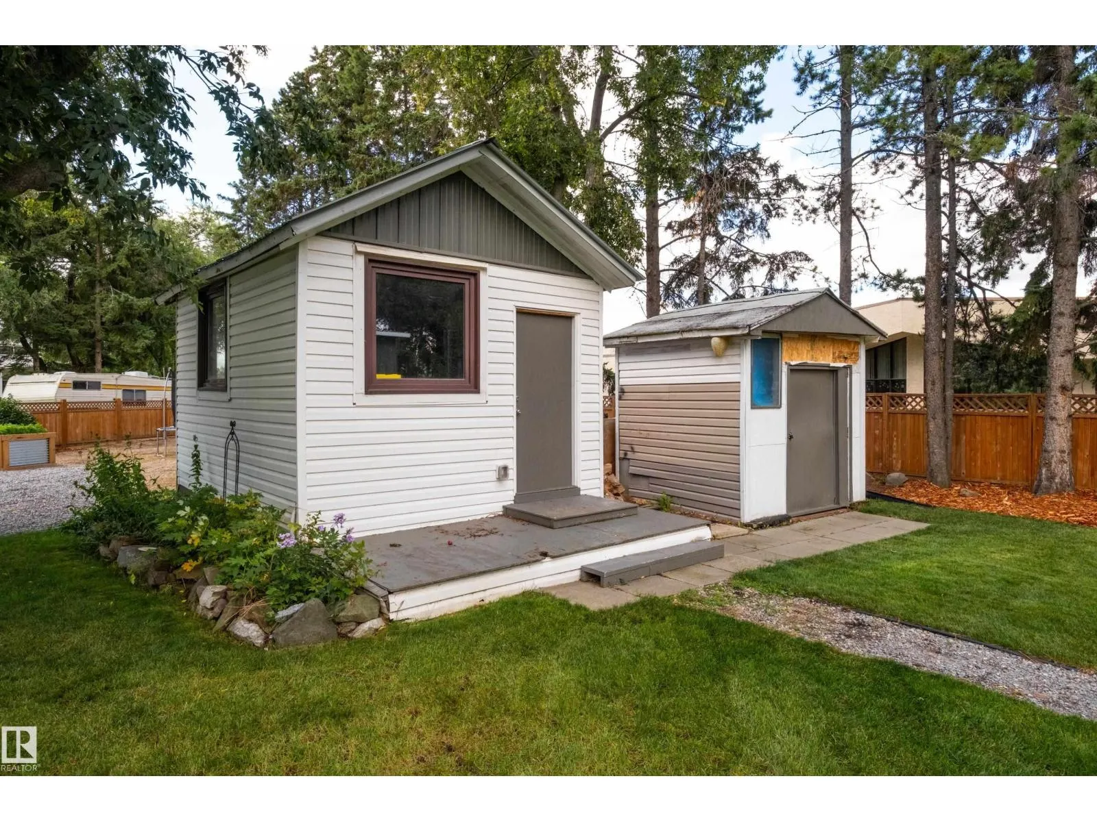 6 GOSSETT PL