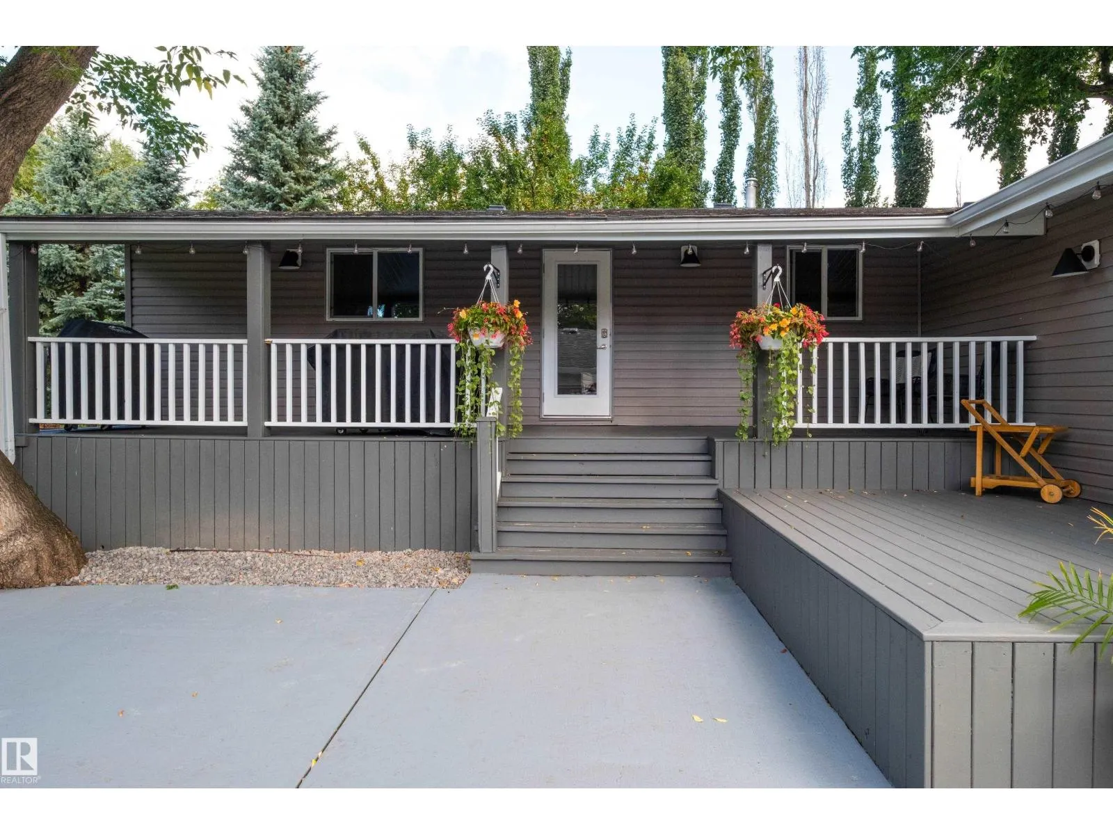 6 GOSSETT PL