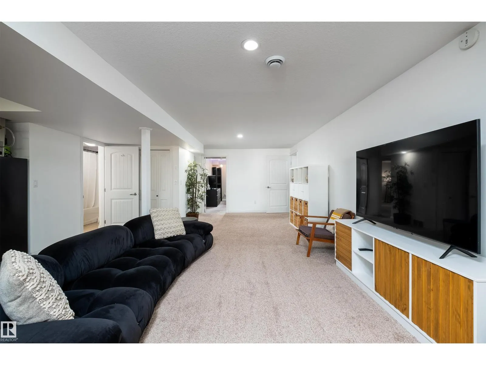6 GOSSETT PL