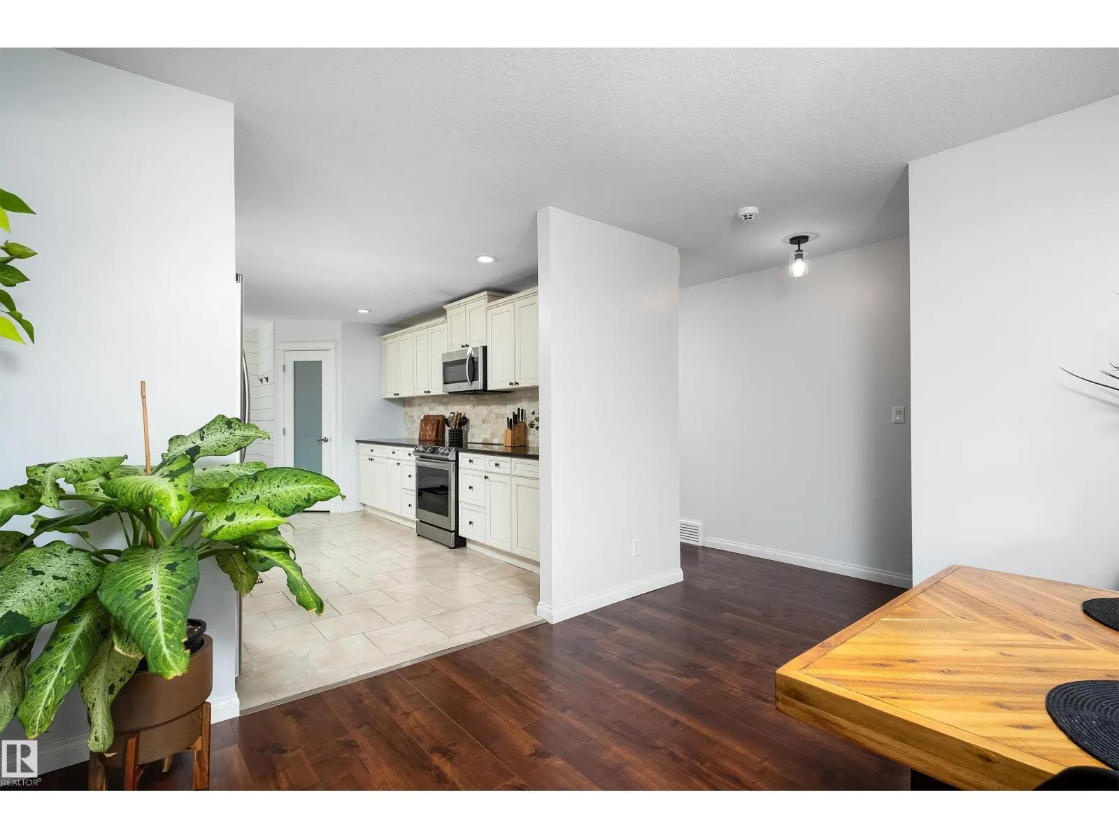 6 GOSSETT PL