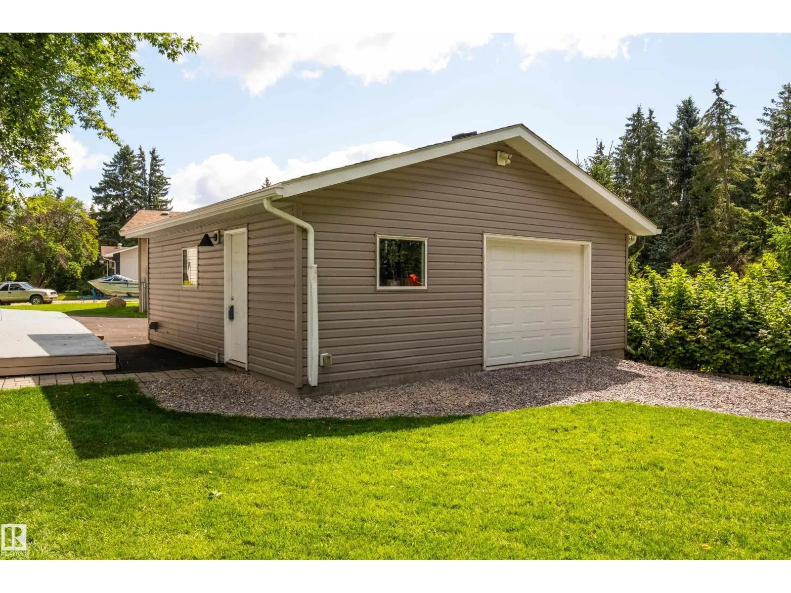 6 GOSSETT PL