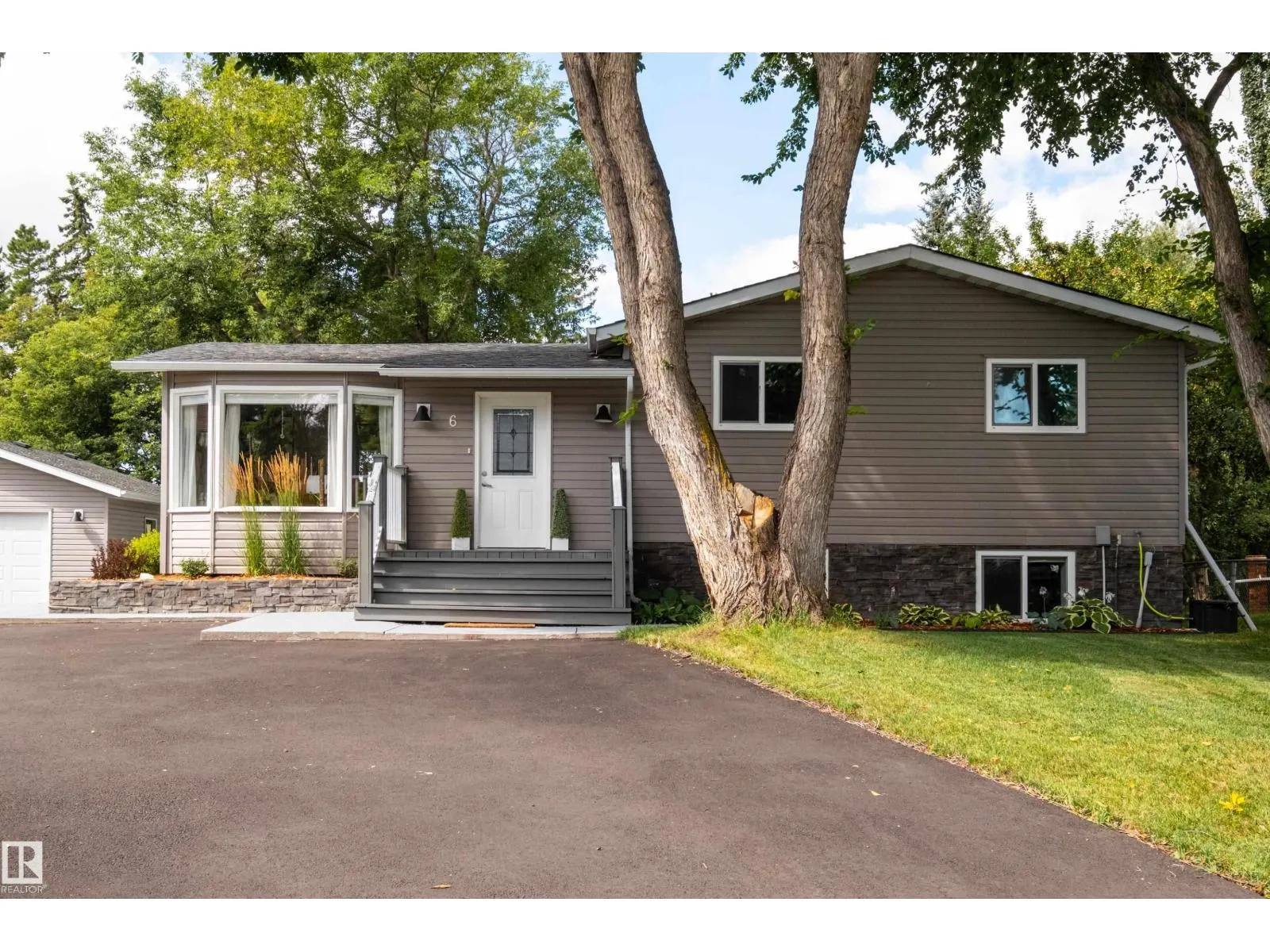 6 GOSSETT PL