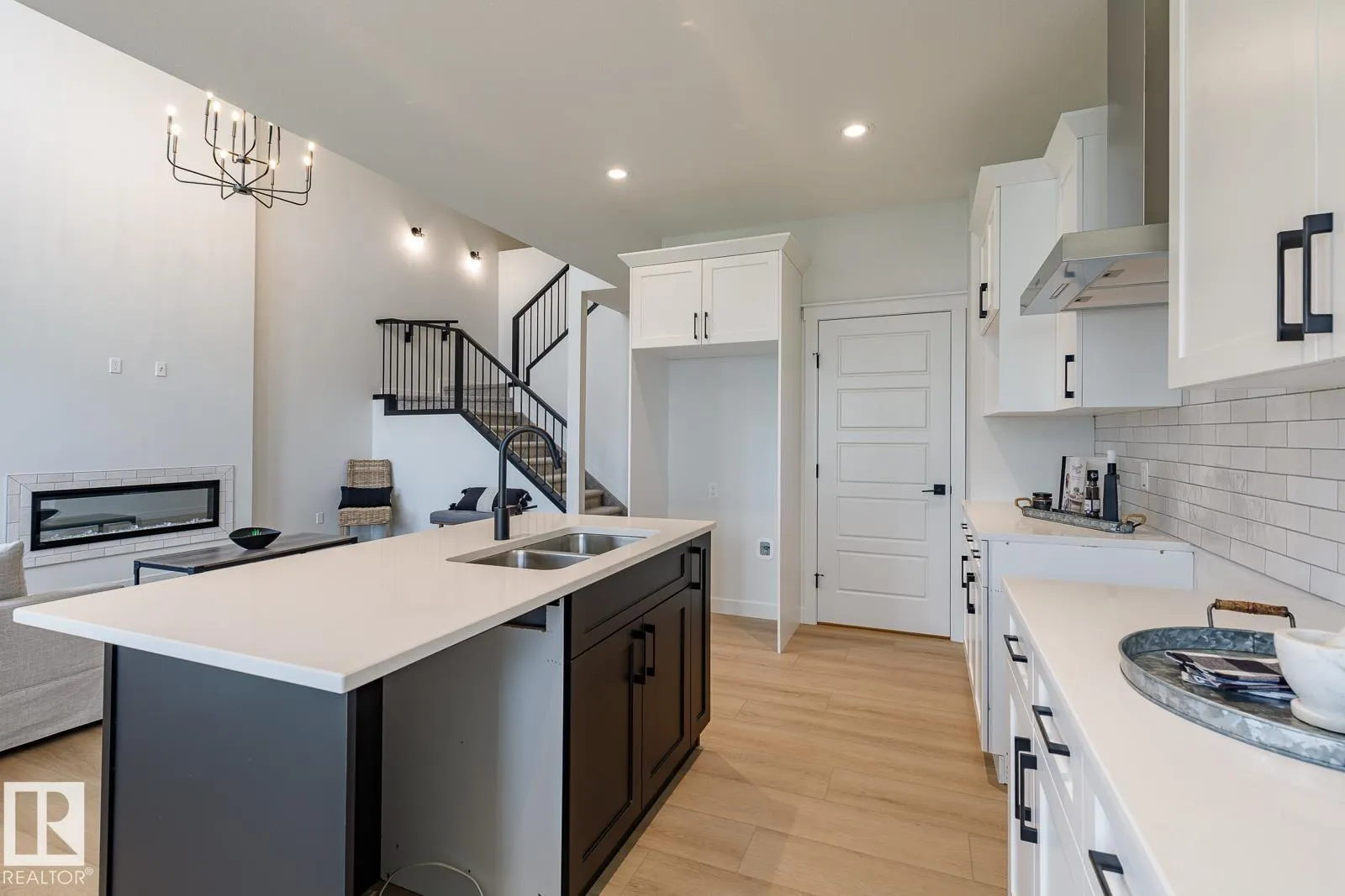 82 Silverstone DR
