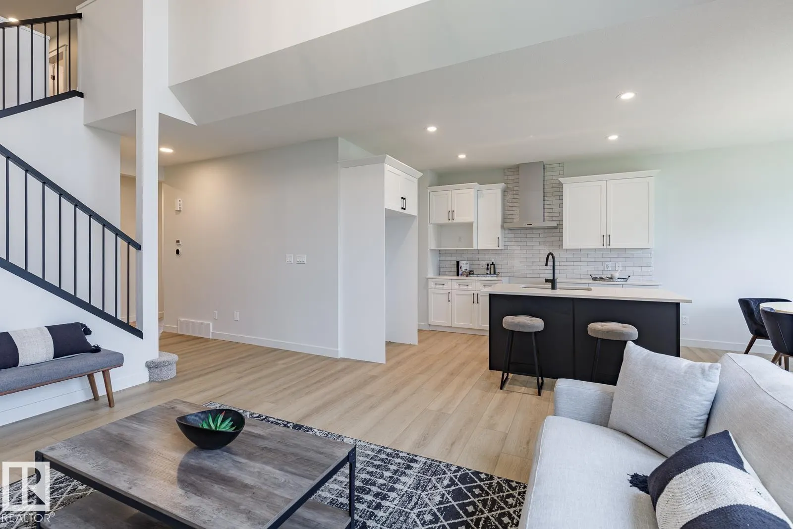 82 Silverstone DR