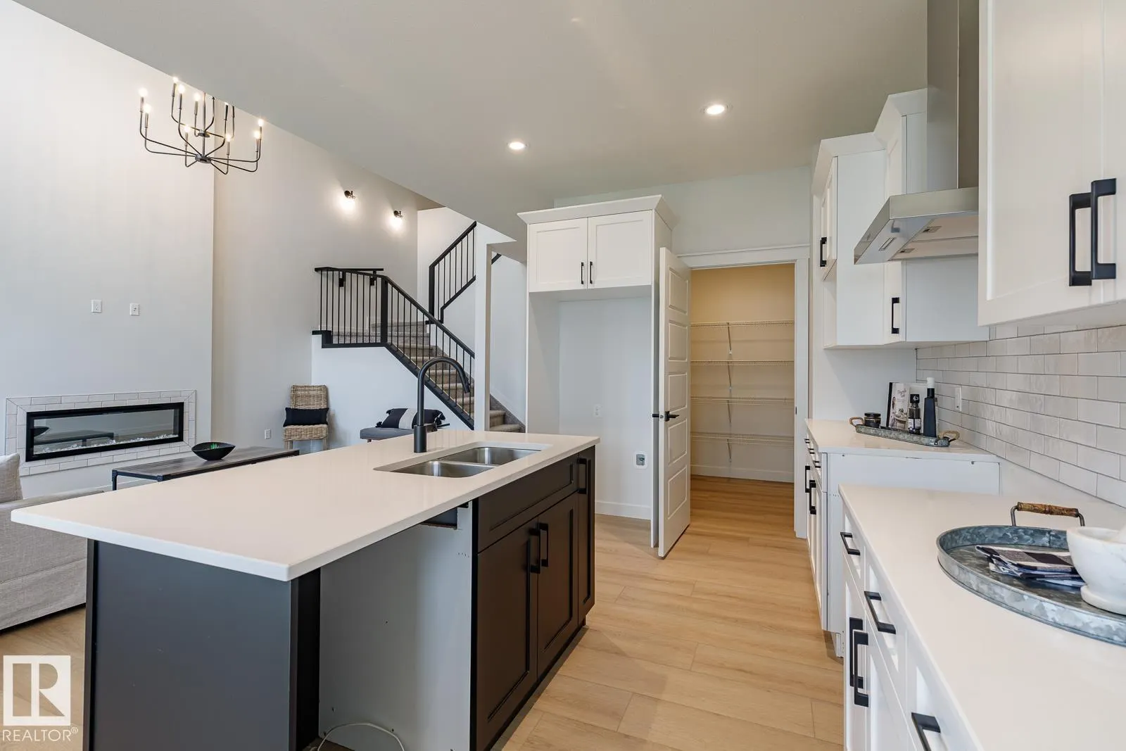 82 Silverstone DR