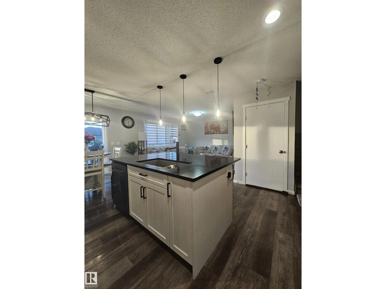 2258 57 ST SW