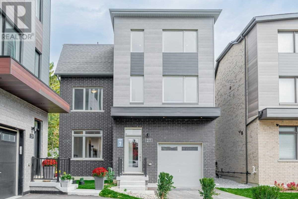 27 FREEMON REDMON CIRC, Toronto