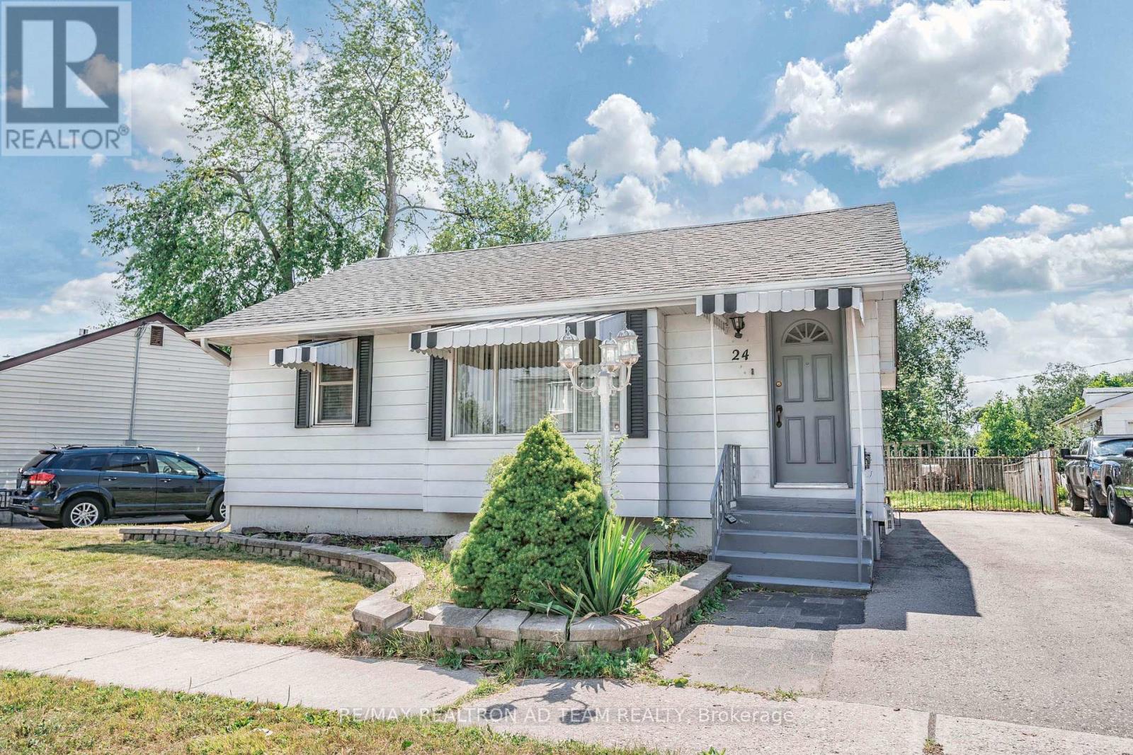 24 WOODHOUSE CRES
