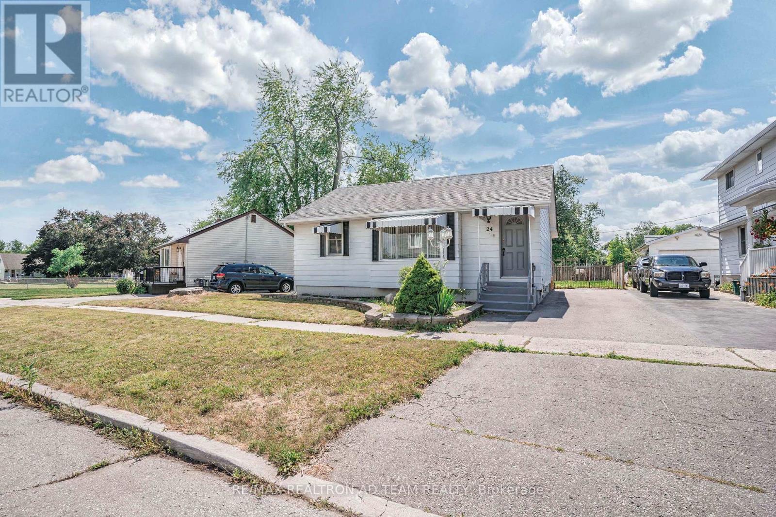 24 WOODHOUSE CRES