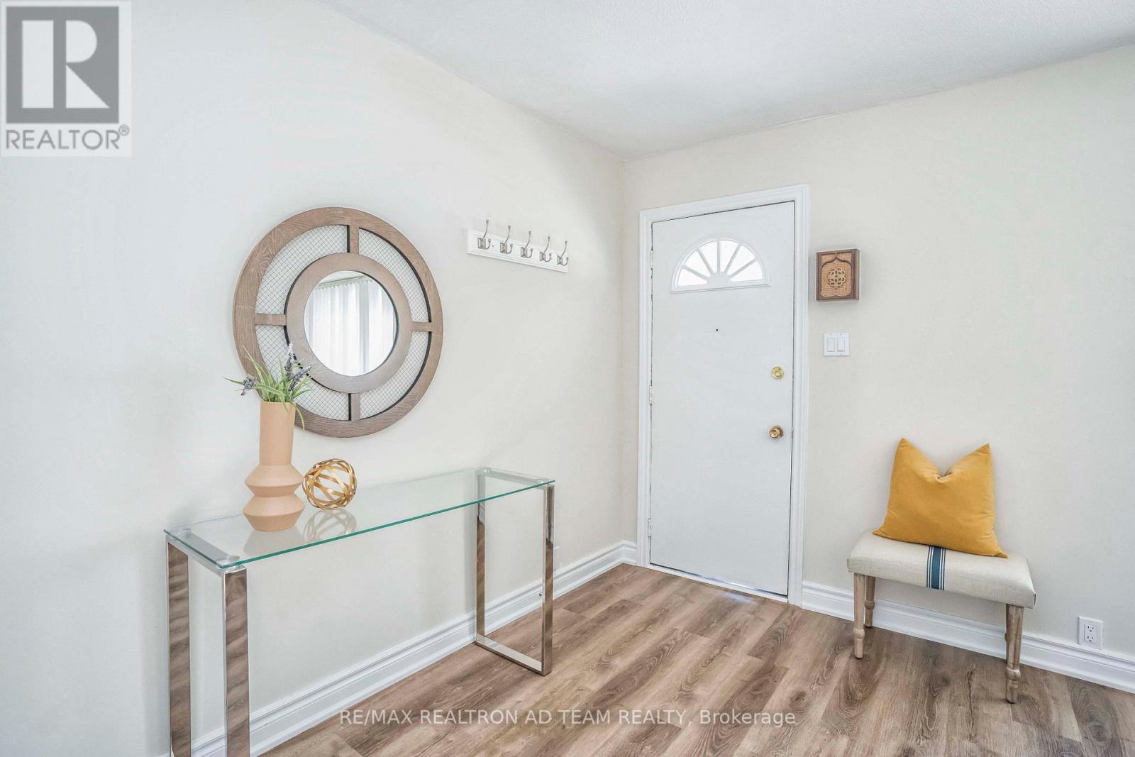 24 WOODHOUSE CRES