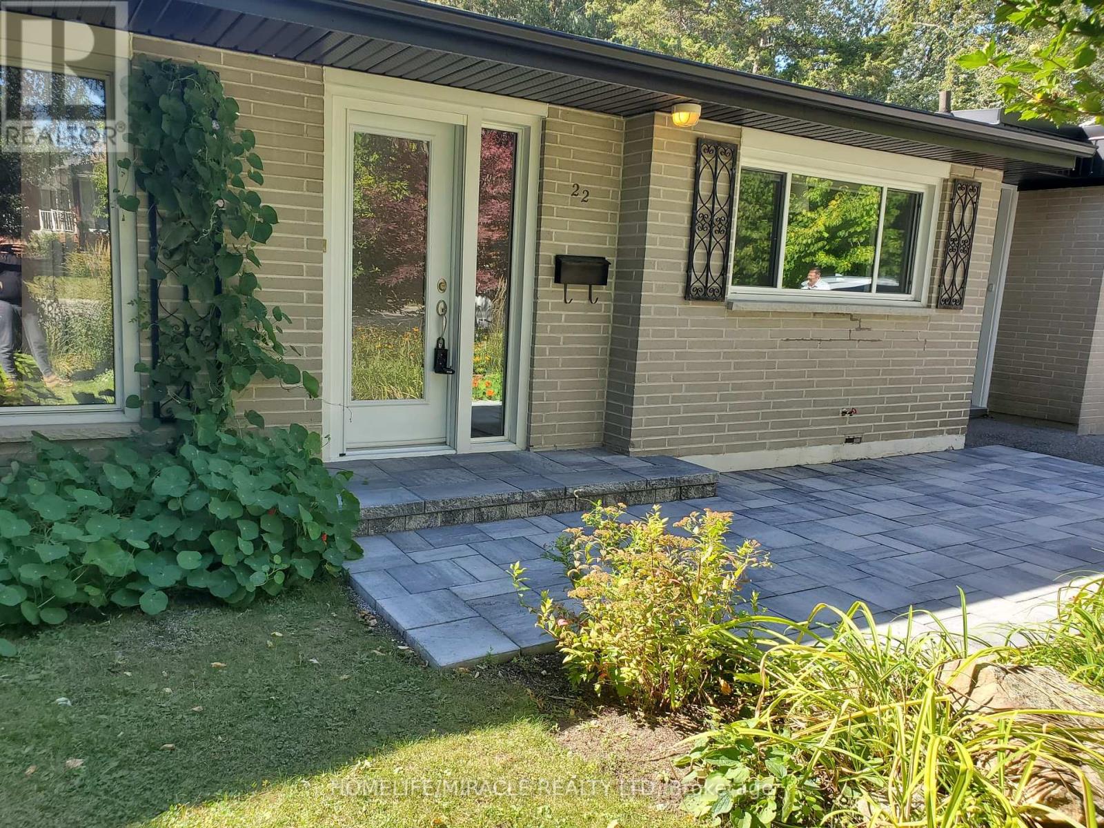 22 DUFFIN ST W