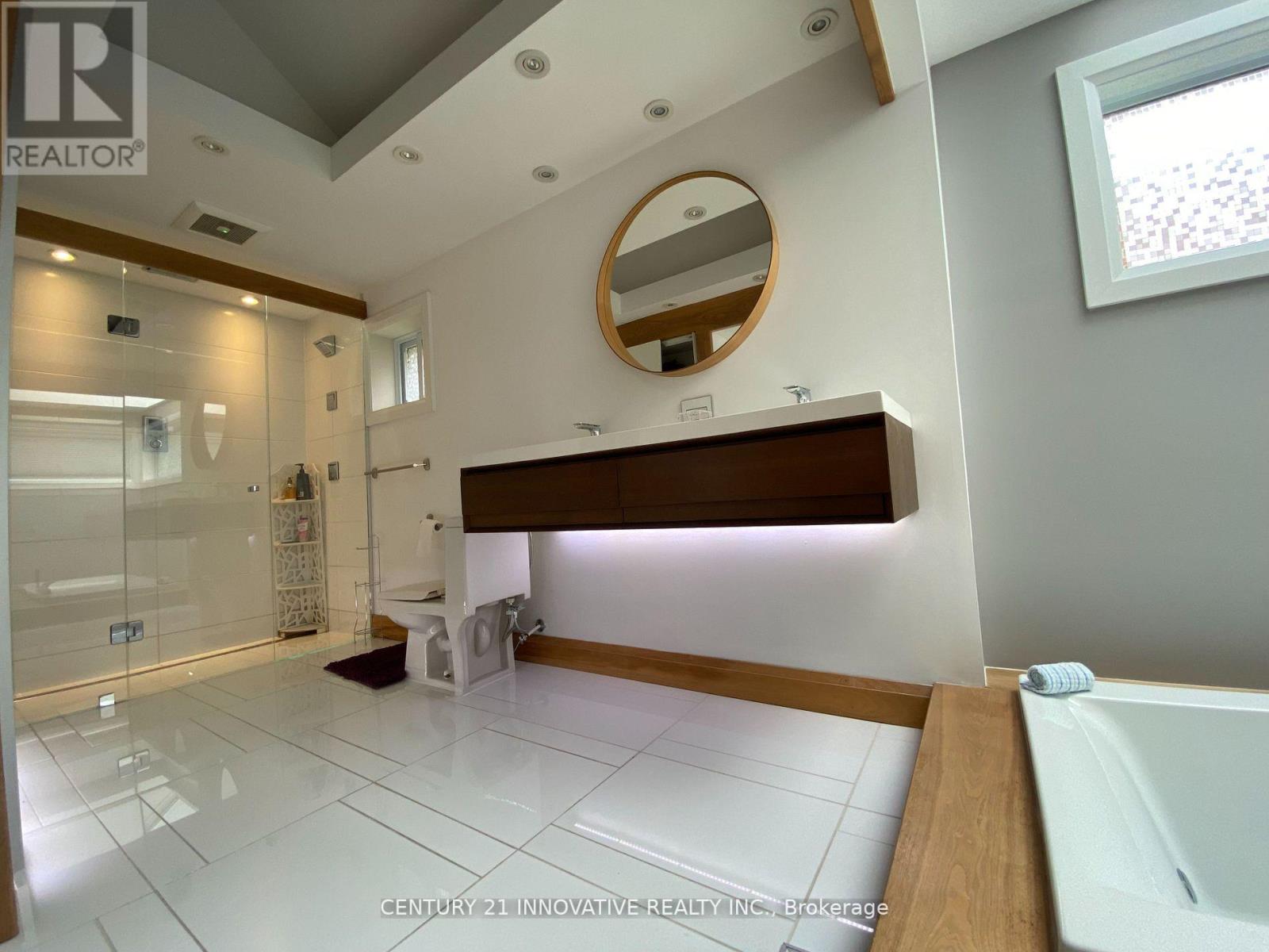 #UPPER -13 RAVENSCROFT RD, #Upper