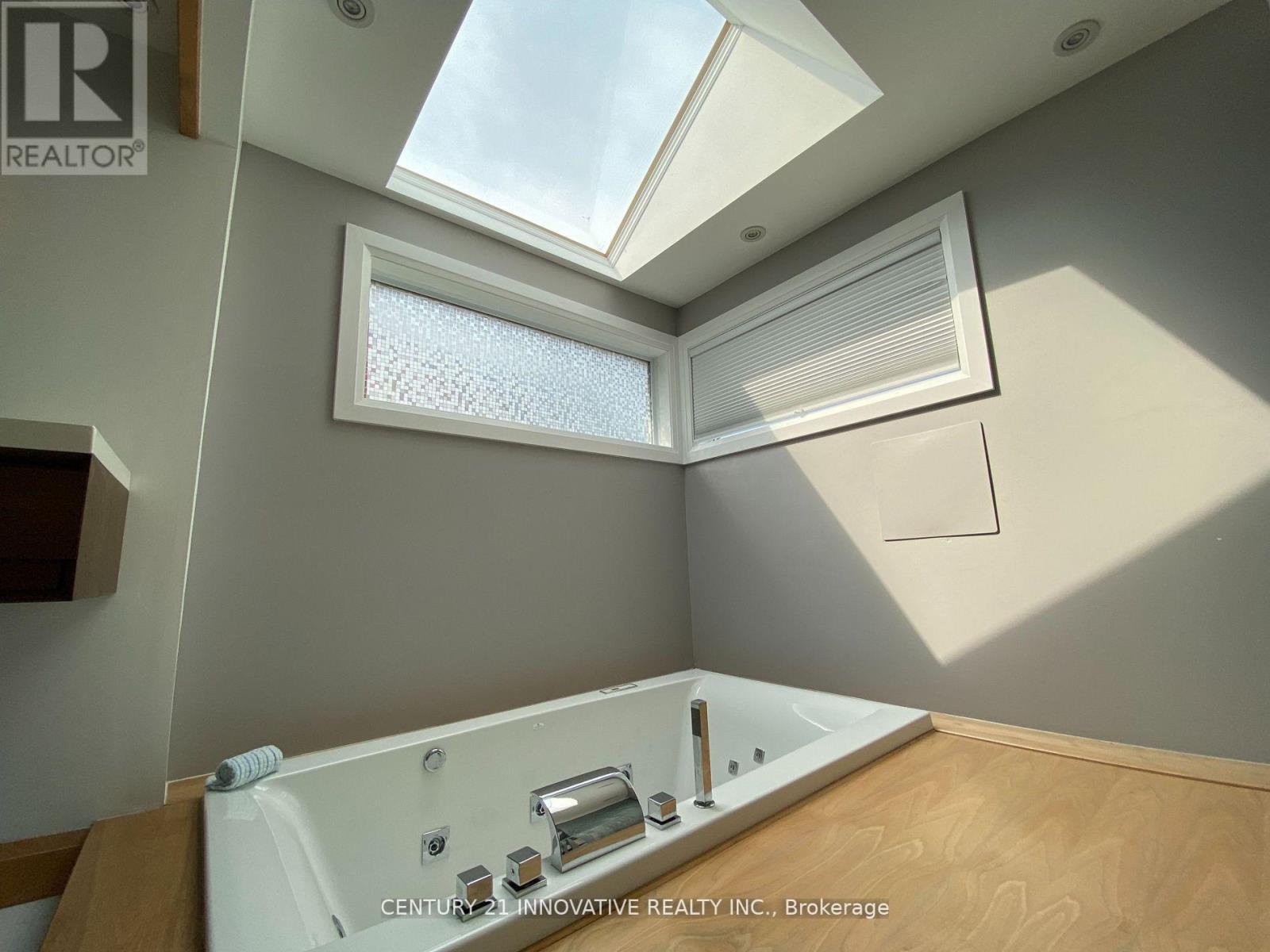 #UPPER -13 RAVENSCROFT RD, #Upper