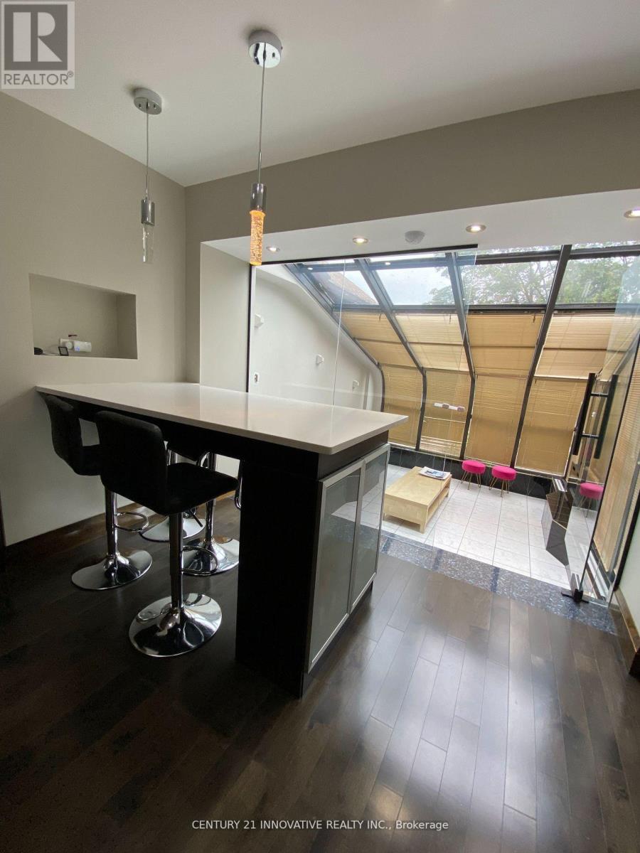 #UPPER -13 RAVENSCROFT RD, #Upper