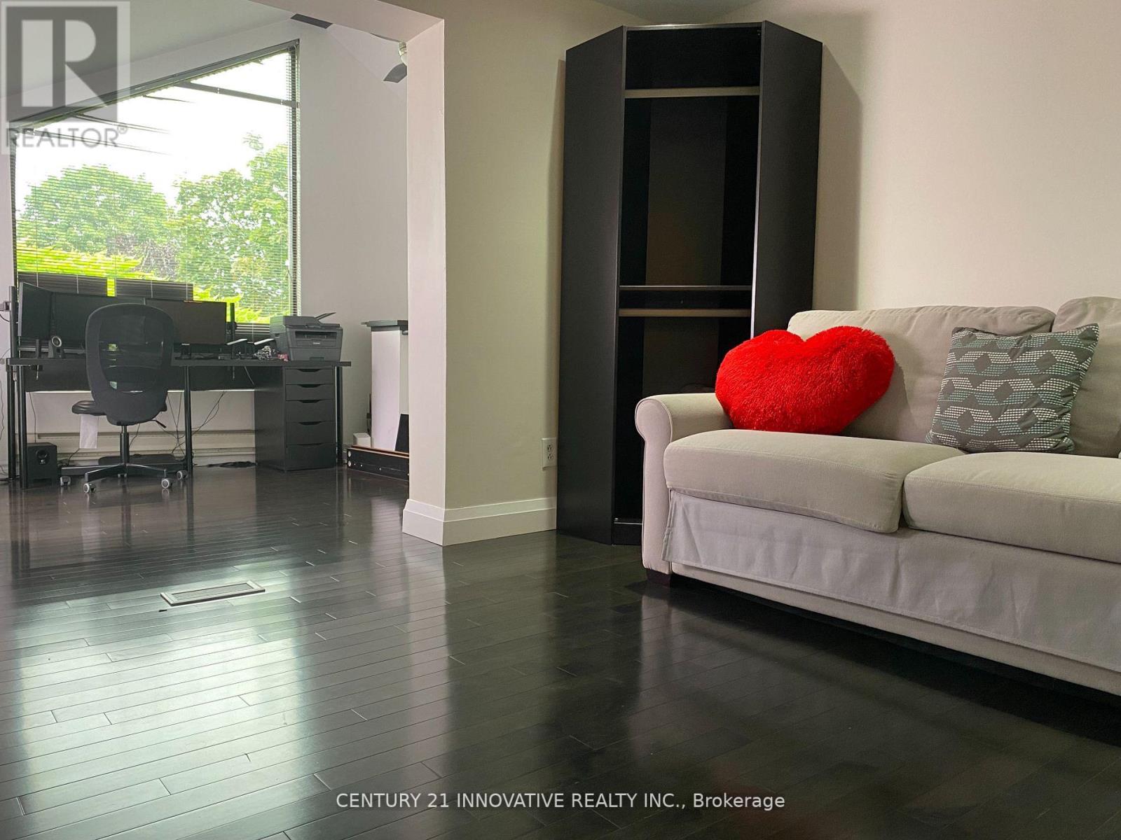 #UPPER -13 RAVENSCROFT RD, #Upper