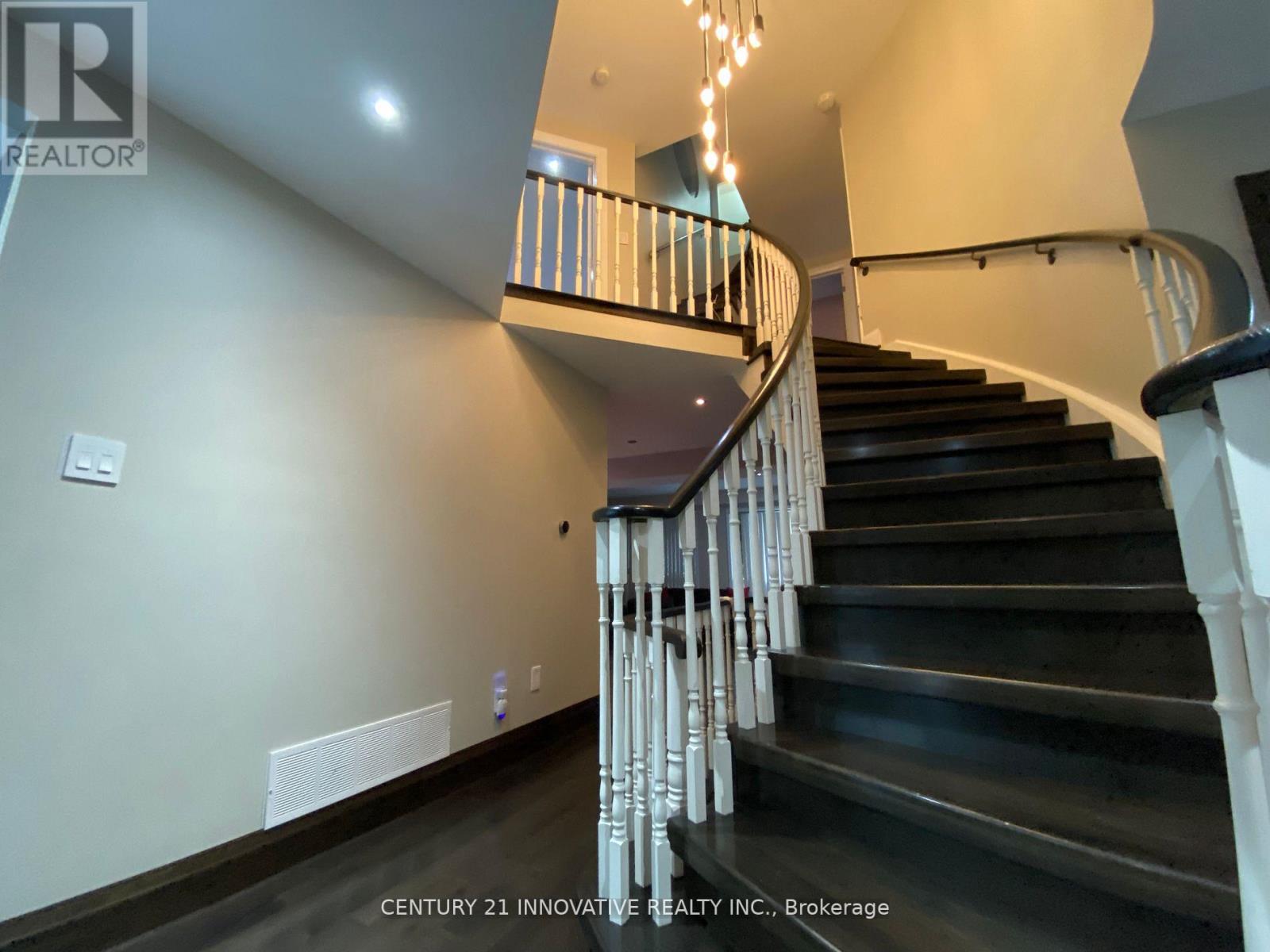 #UPPER -13 RAVENSCROFT RD, #Upper