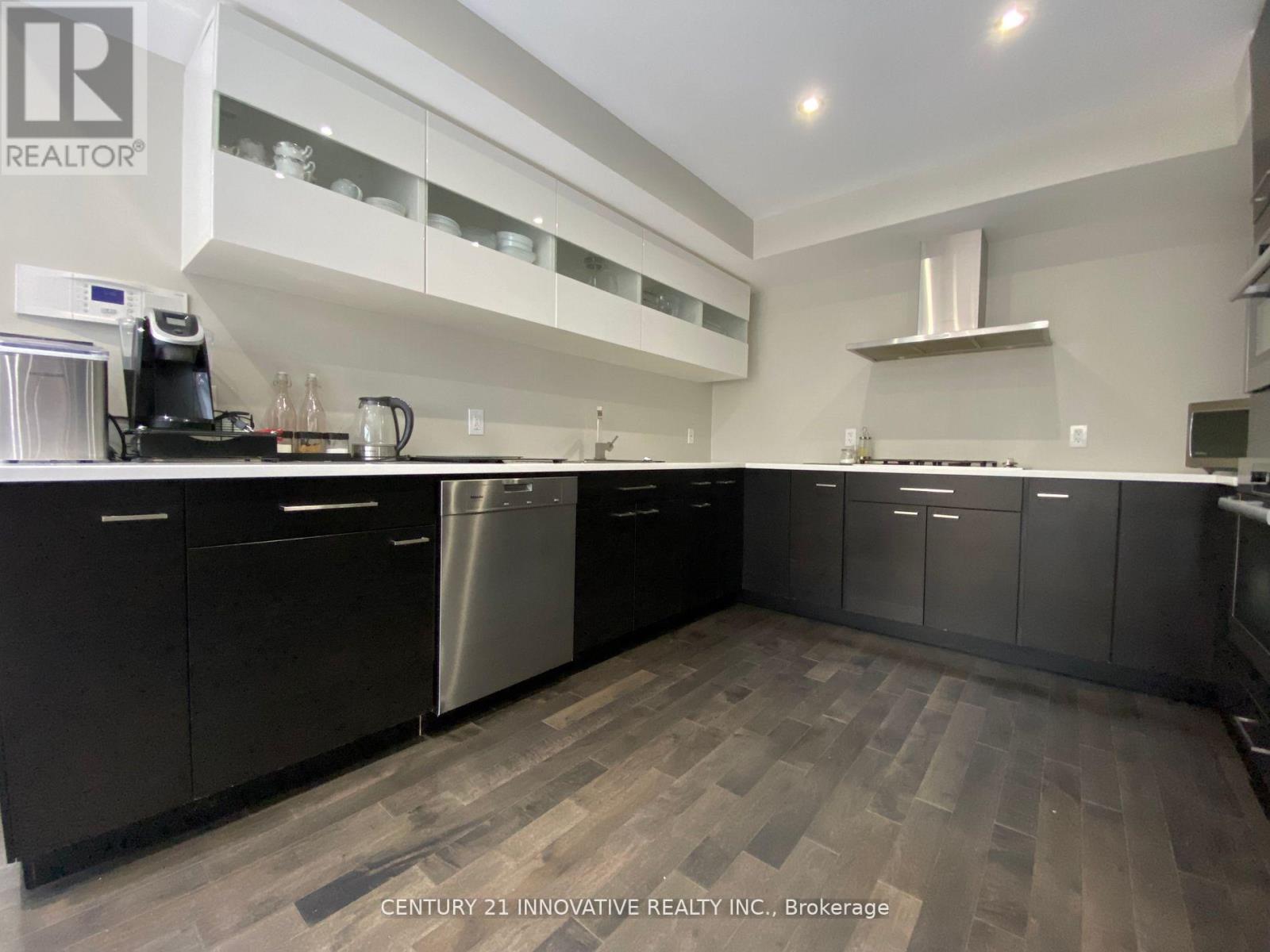 #UPPER -13 RAVENSCROFT RD, #Upper