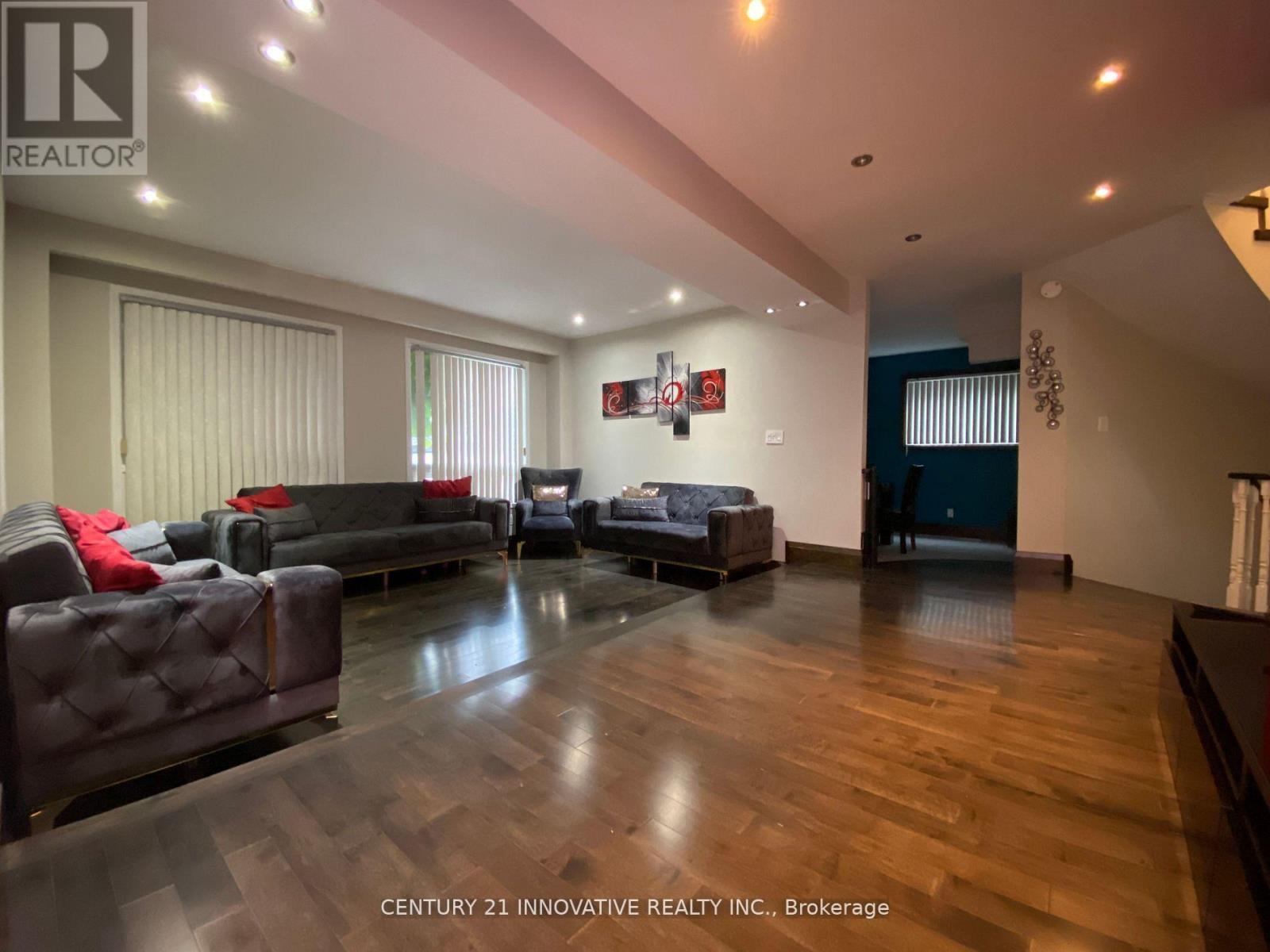 #UPPER -13 RAVENSCROFT RD, #Upper